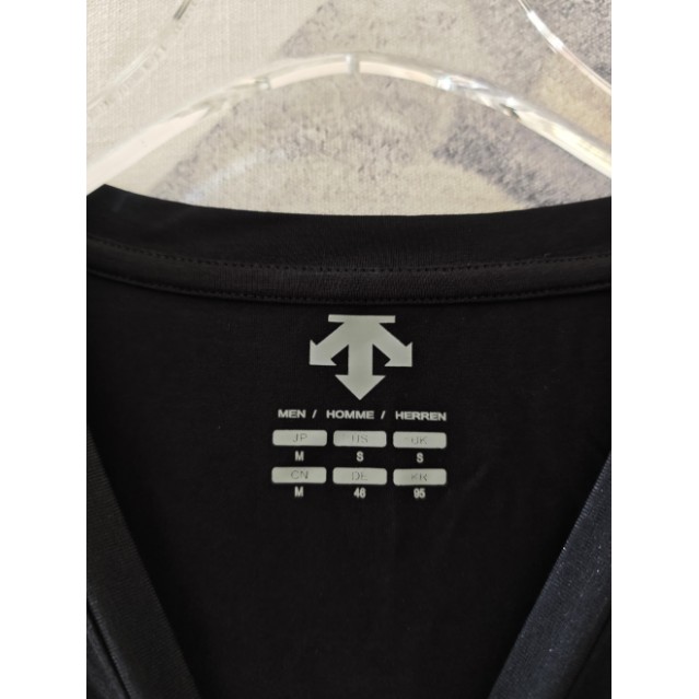 <p>DESCENTE 短袖T恤(黑)</p>