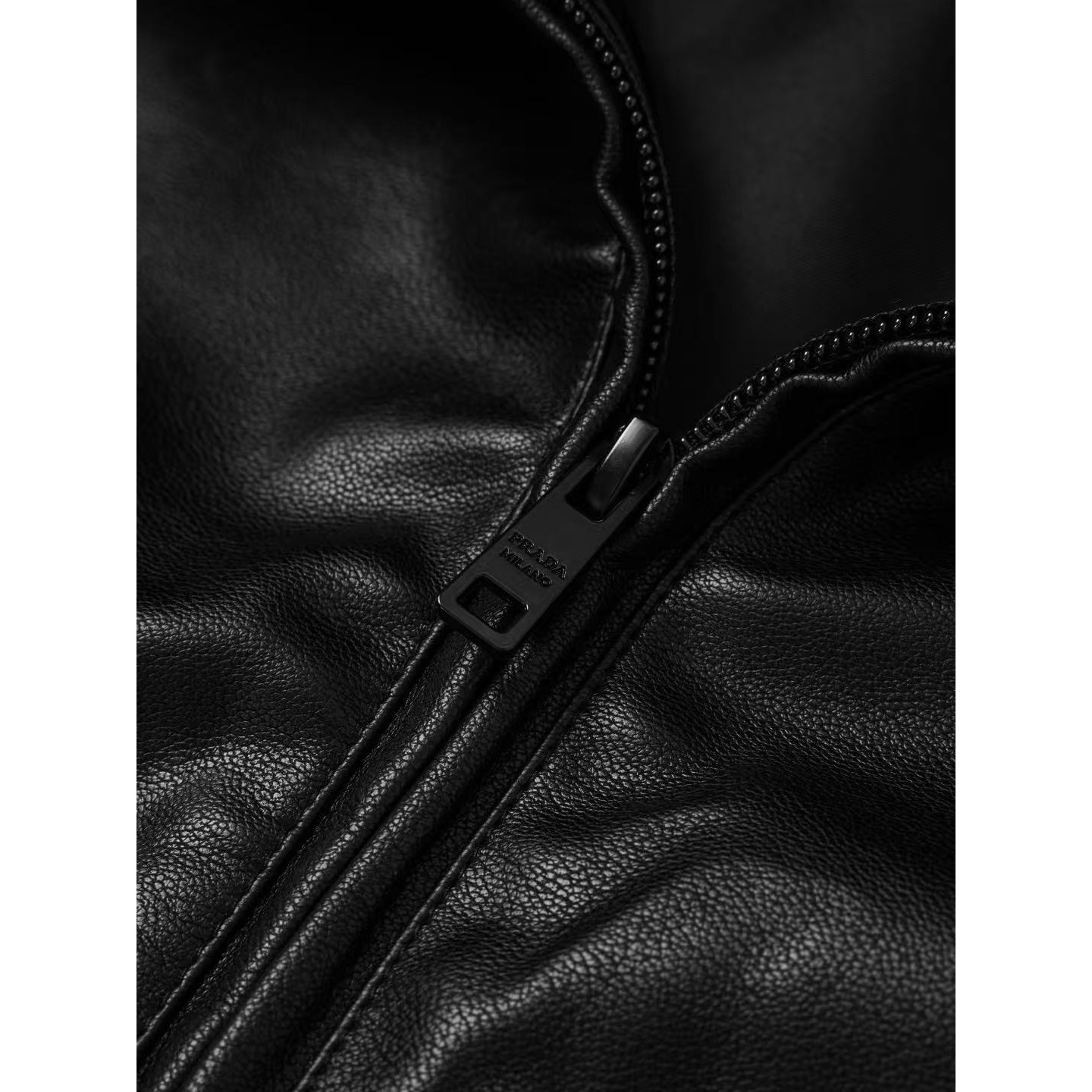 <p>Prada 胸前小标皮衣外套(黑)</p>