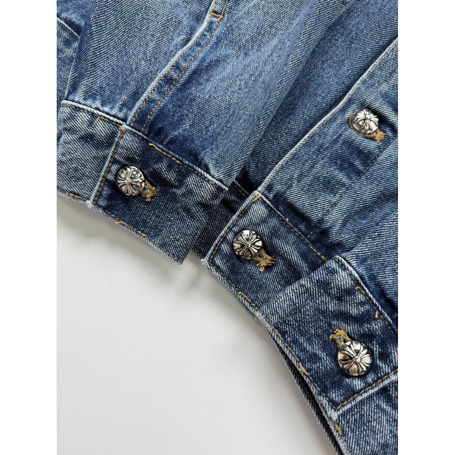 <p>CHROME HEARTS 三十字架牛仔外套</p>