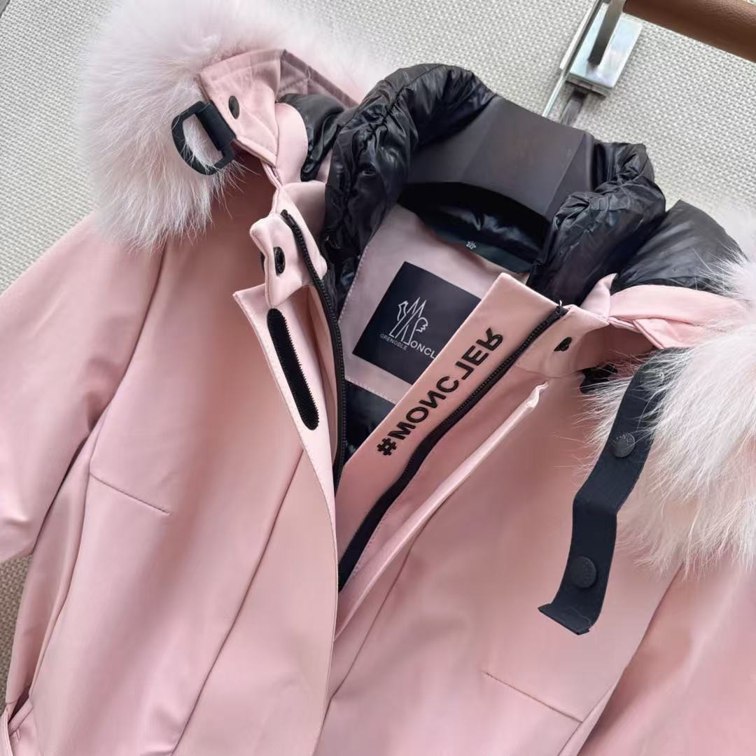<p>MONCLER 经典Celac短款收腰羽绒滑雪服(粉)</p>
