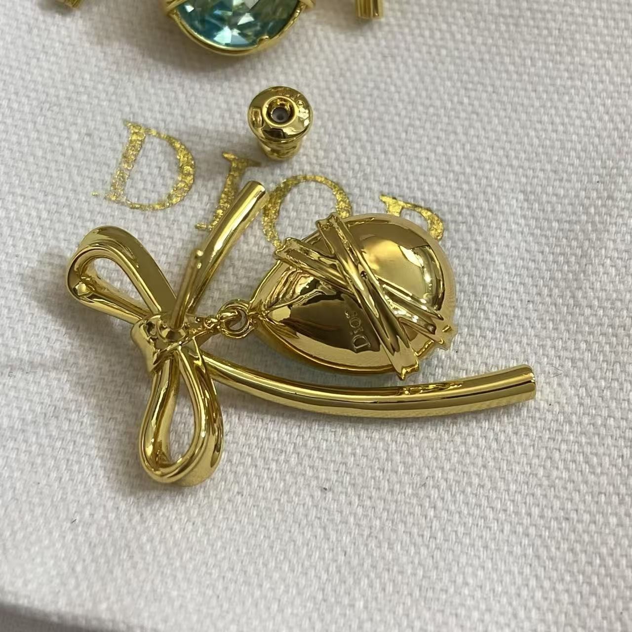 <p>DIOR 金色蝴蝶结海蓝水滴耳环</p>