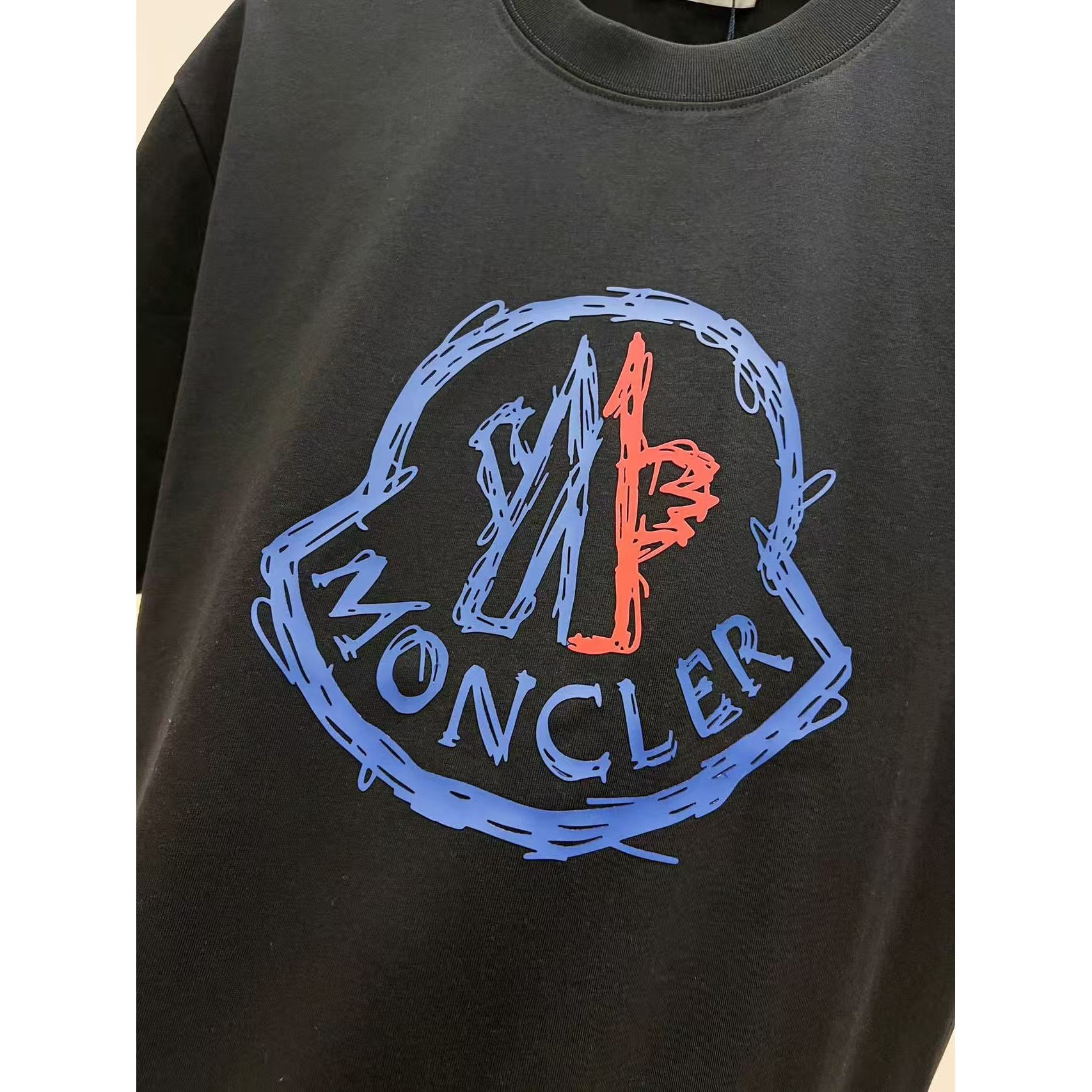 <p>MONCLER&nbsp;短袖圆领T恤(黑)</p>