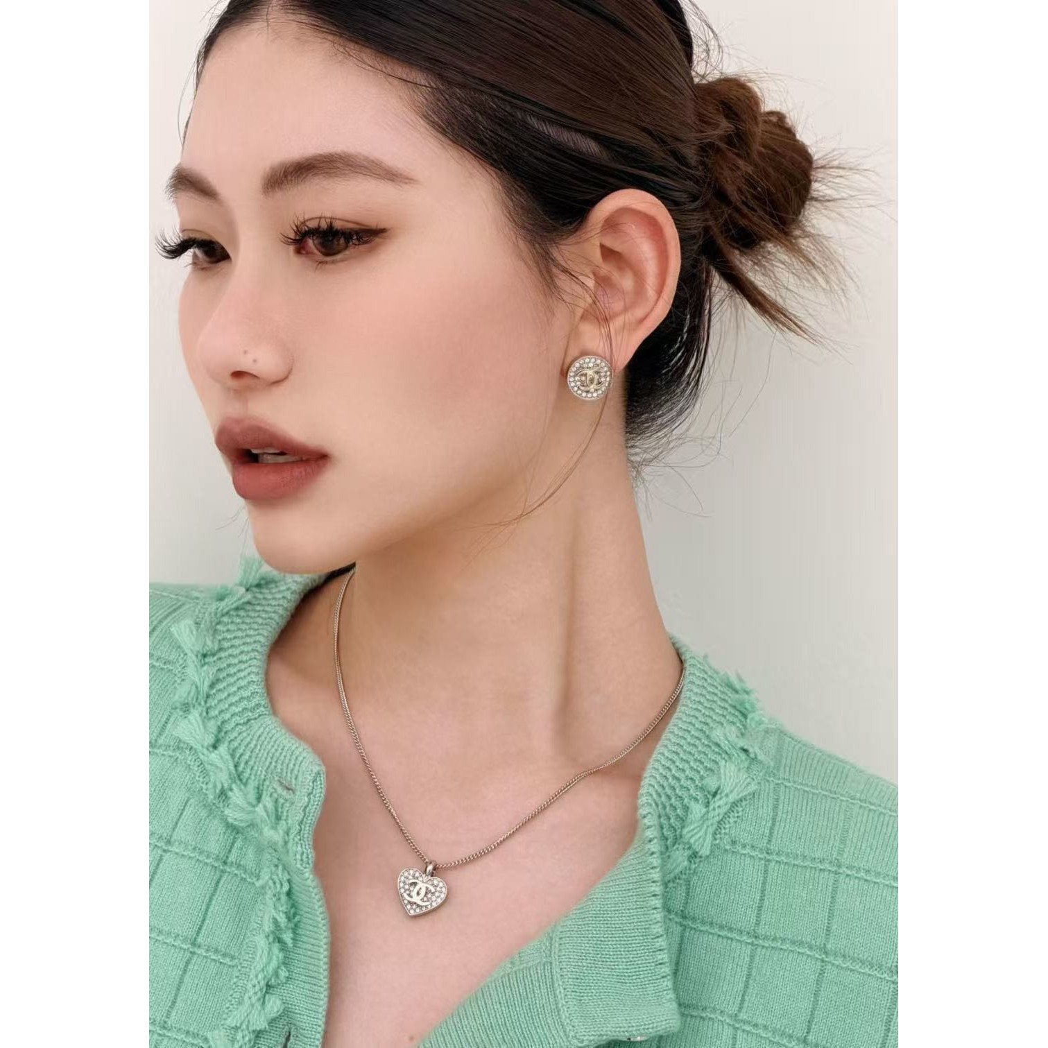 <p>CHANEL&nbsp;纽扣满钻双c耳钉</p>