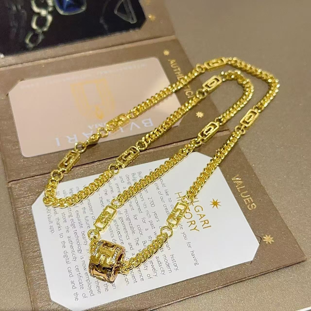 <p>BVLGARI&nbsp;项链</p>