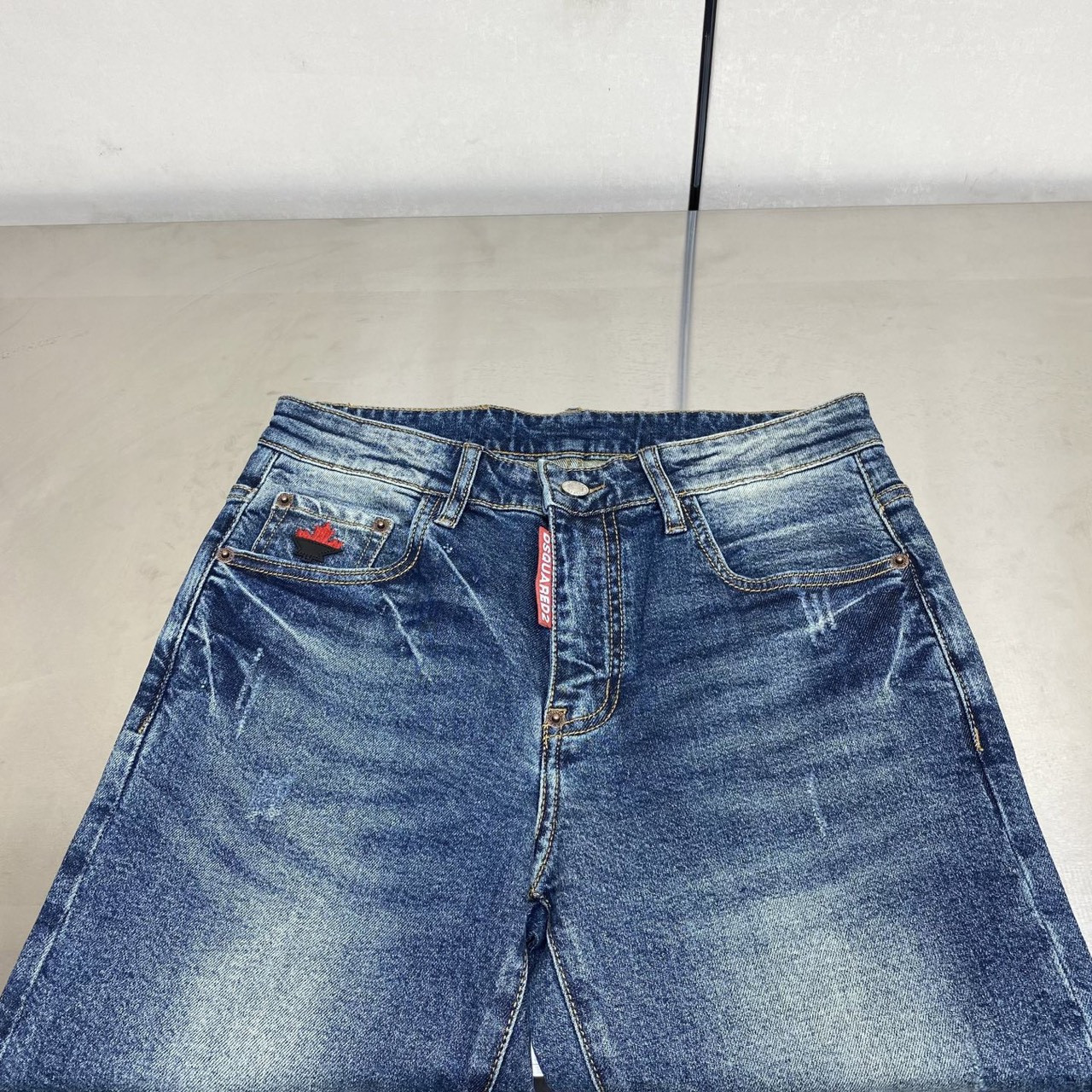 <p>DSQUARED2 丹宁水洗牛仔裤(868-6)</p>