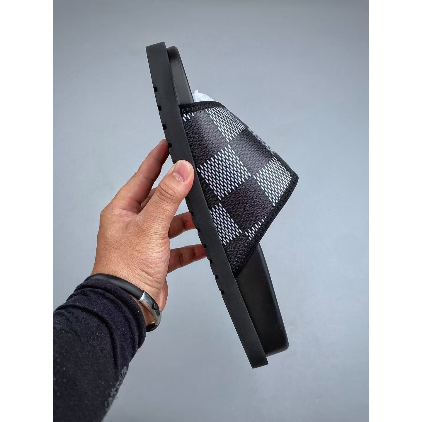 <p>Lv Miami Damier 男款魔术贴一字拖鞋 (黑灰)</p>