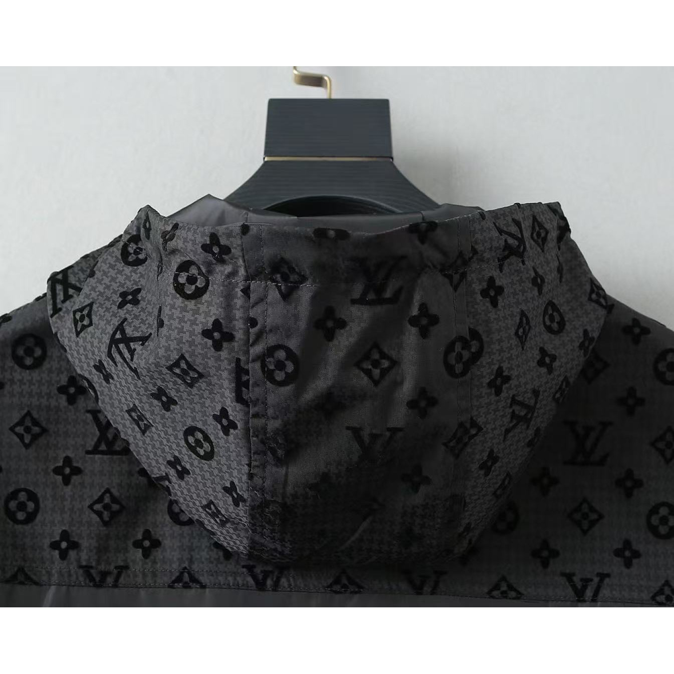 <p>LV 男士夹克外套(黑)</p>