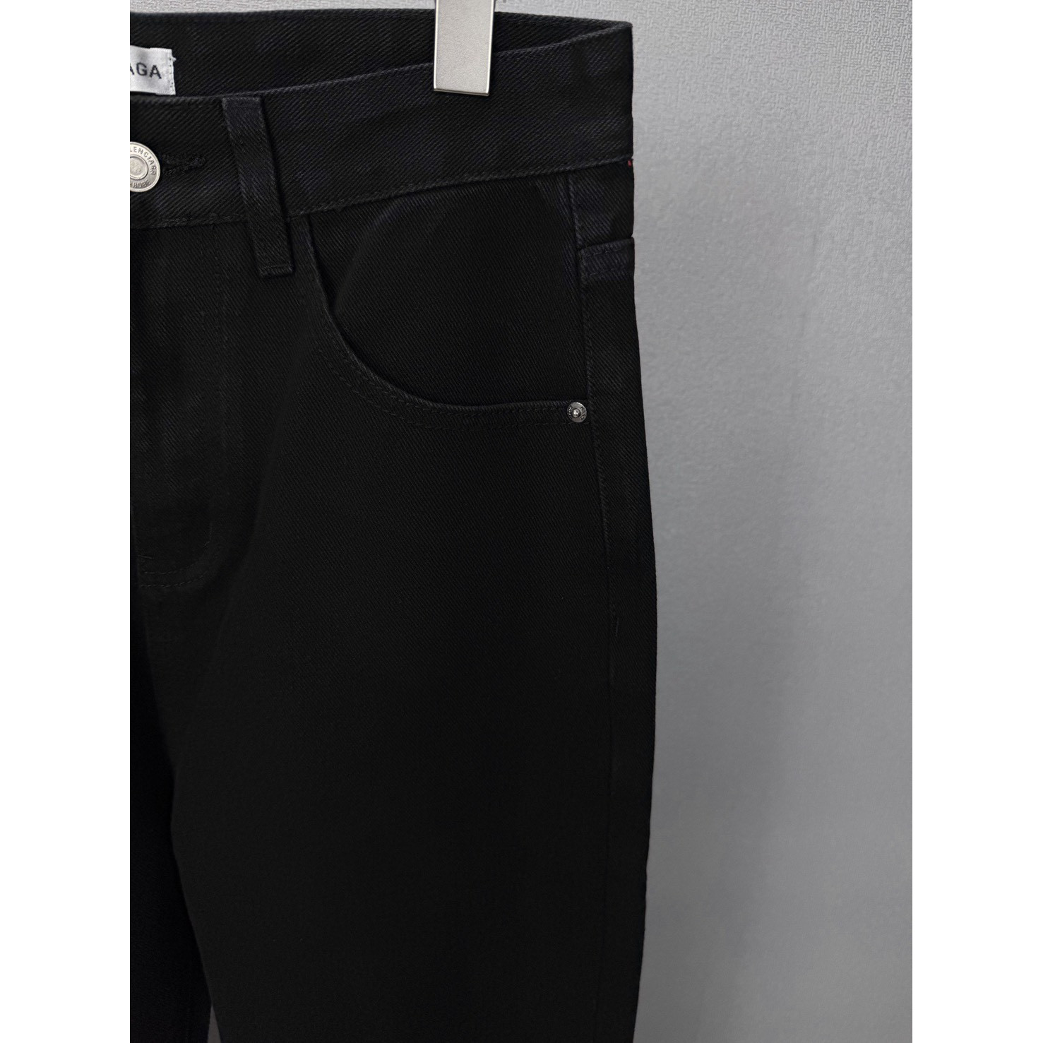 <p>&nbsp;Balenciaga&nbsp;口袋立体压胶蓝色字母logo情侣款水洗宽松牛仔裤&nbsp;</p>