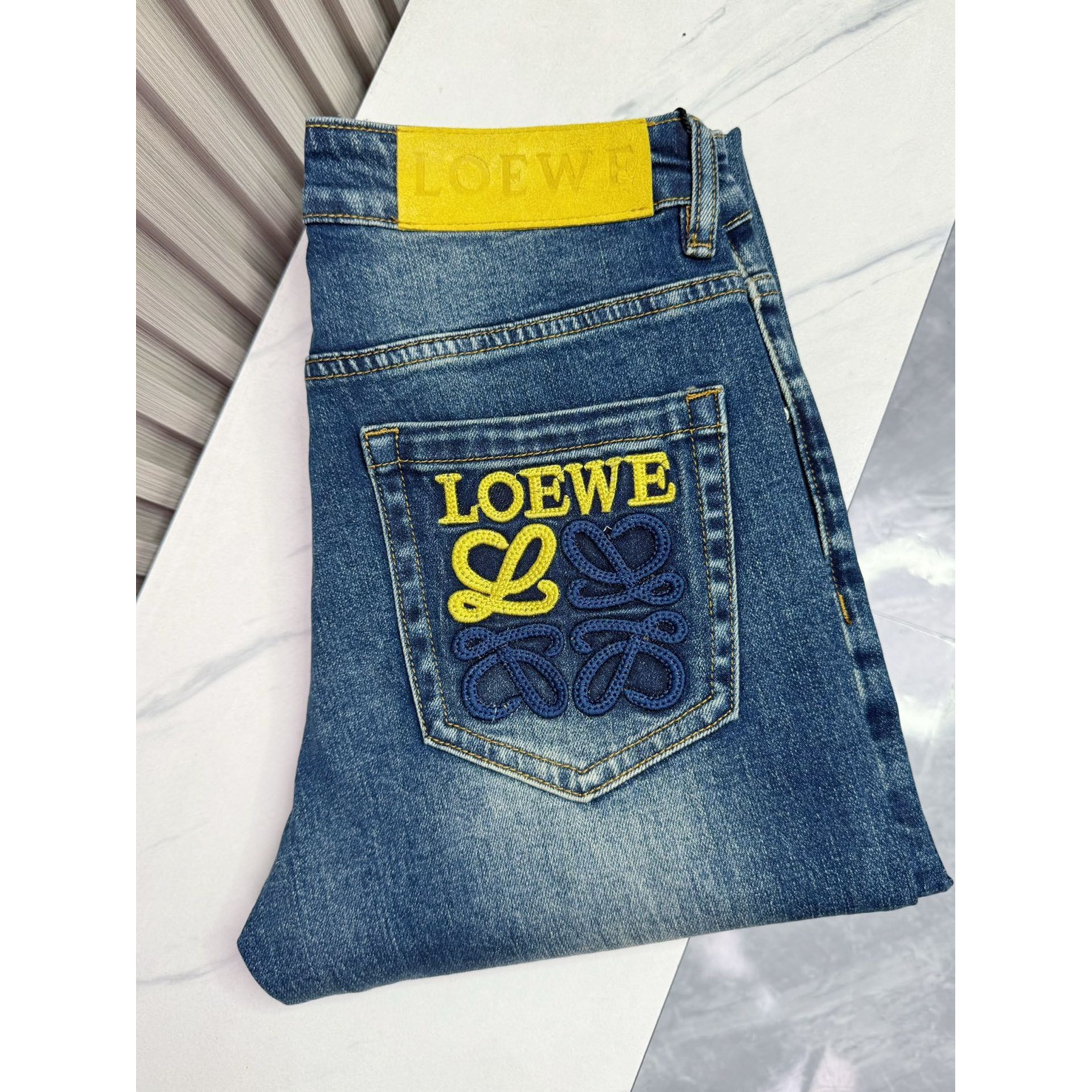 <p>LOEWE 時尚牛仔褲</p>