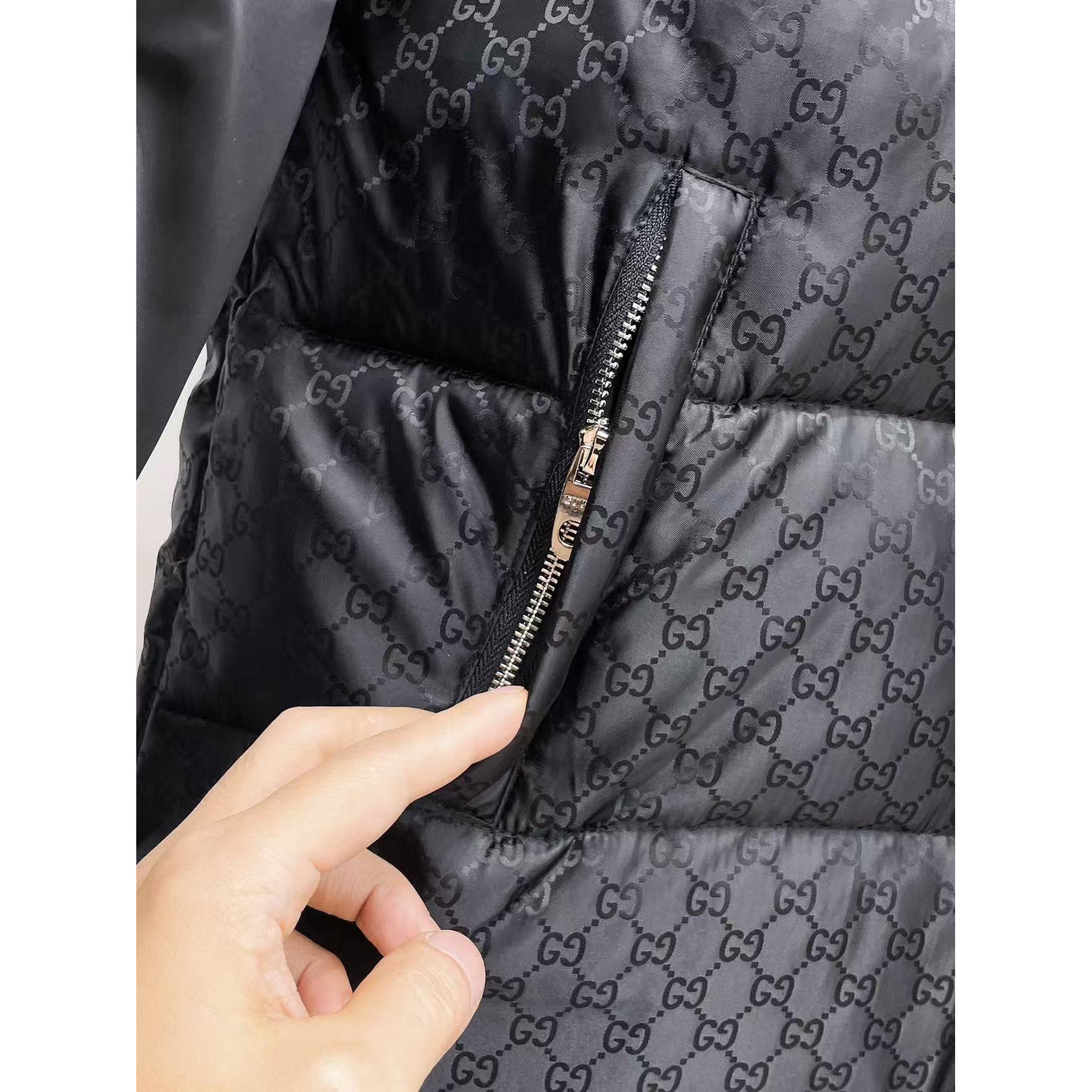 <p>GUCCI 秋冬新款羽绒服(黑)</p>