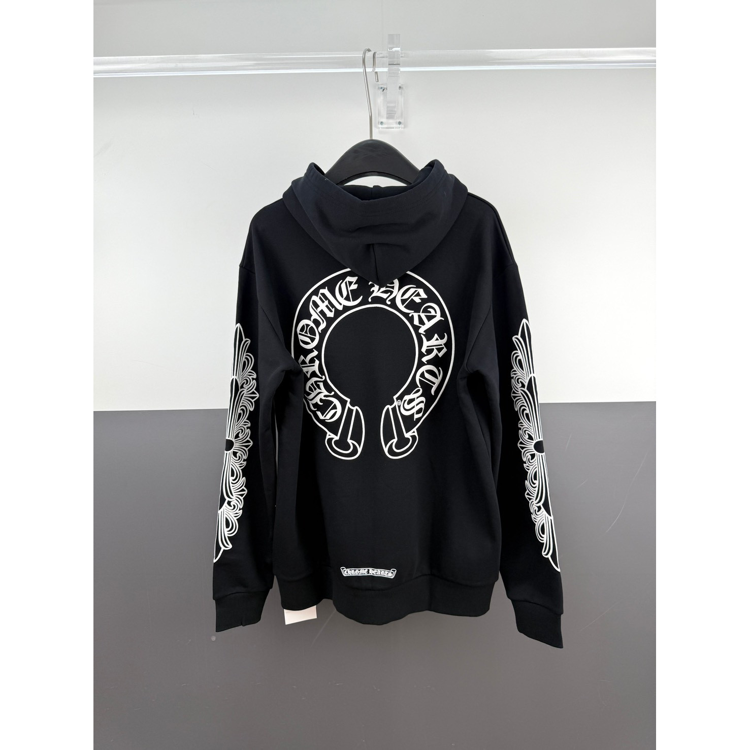 <p>Chrome Hearts 马蹄花纹手臂连帽拉链卫衣(黑底白梵文)</p>

<p>&nbsp;</p>