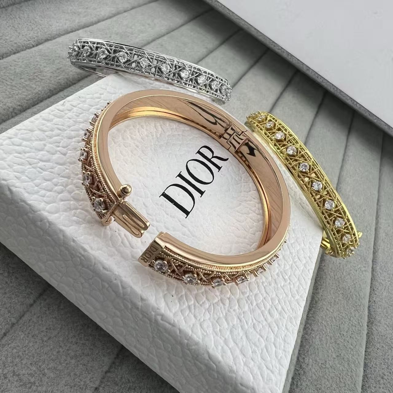 <p>Dior 扭绳菱形网格主钻手镯<br />
&nbsp;</p>