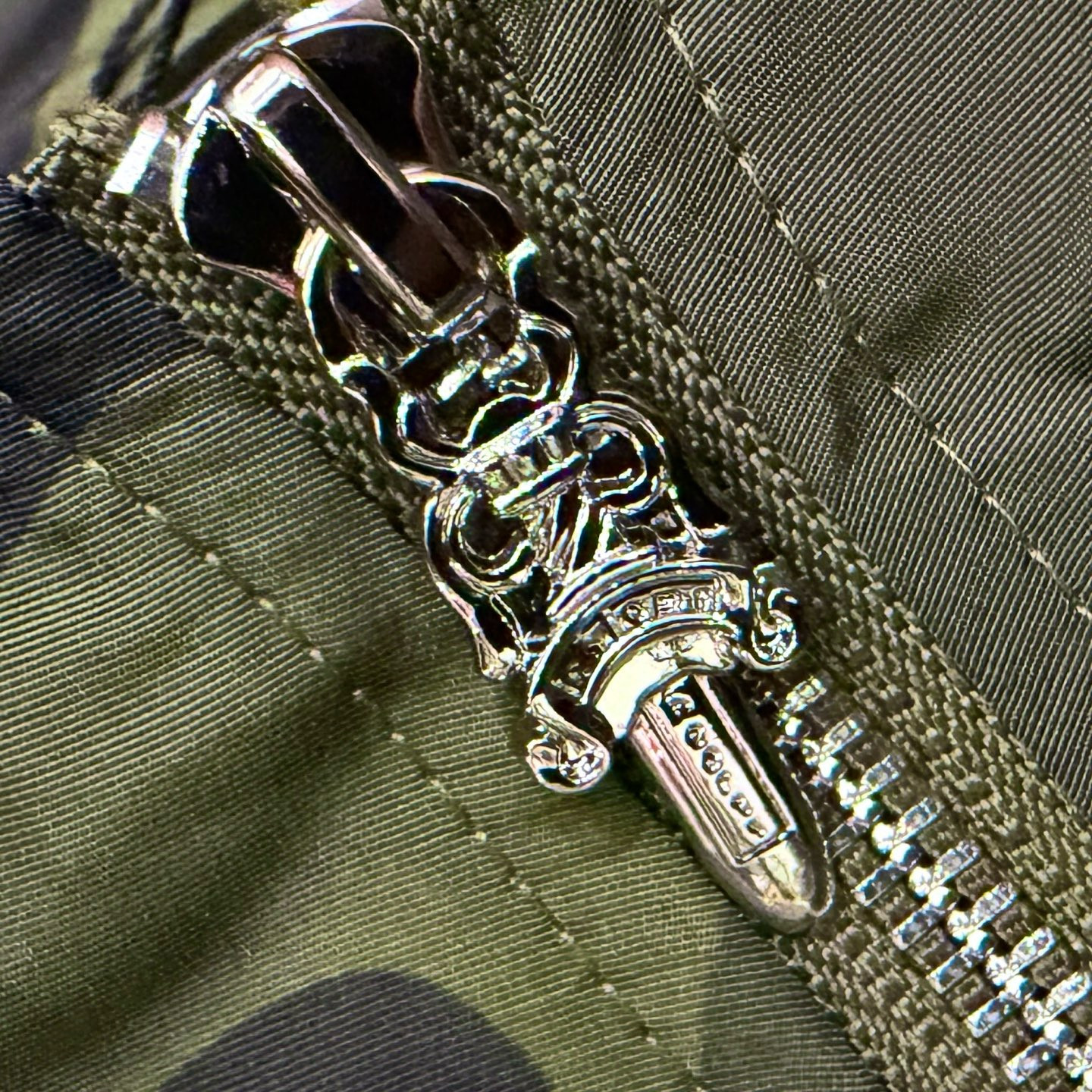 <p>CHROME HEARTS 五金拉链外套(迷彩)</p>

<p>&nbsp;</p>