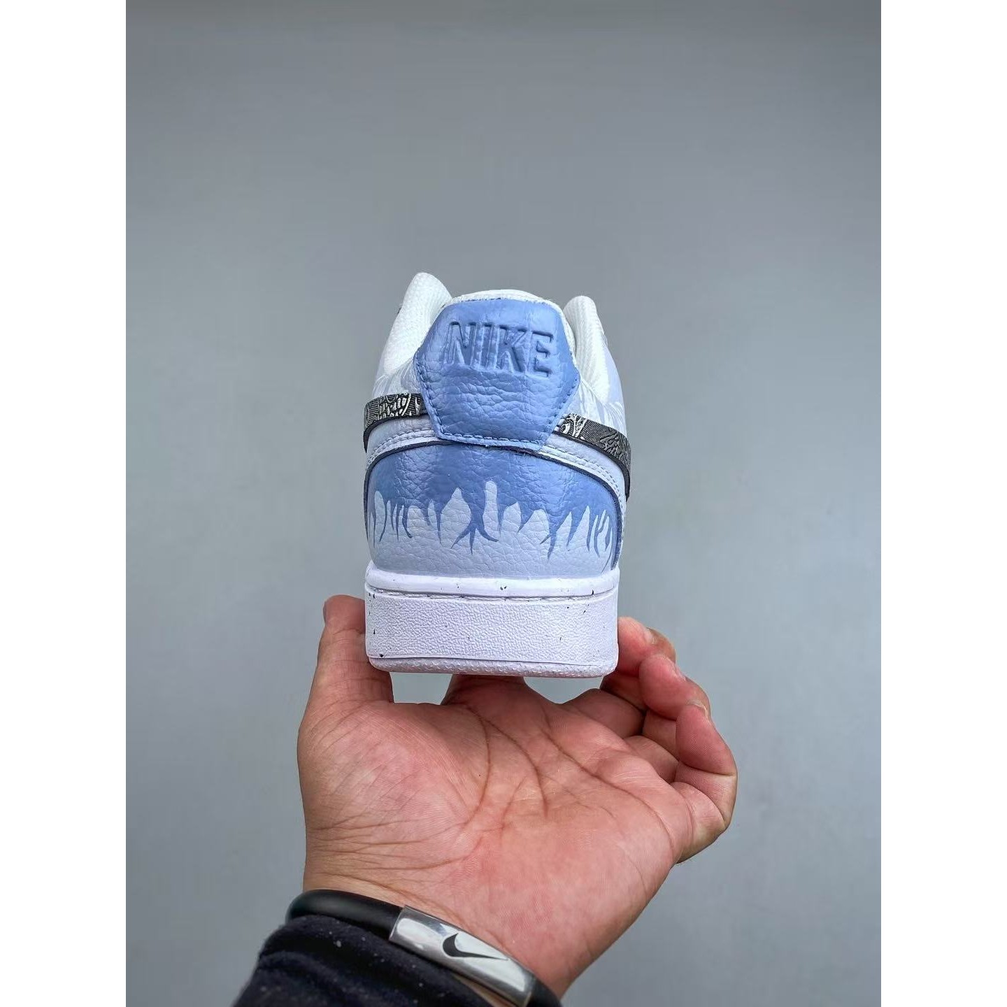 <p>NIKE COURTVISION 手绘泼墨涂鸦定制板鞋(白藍)</p>
