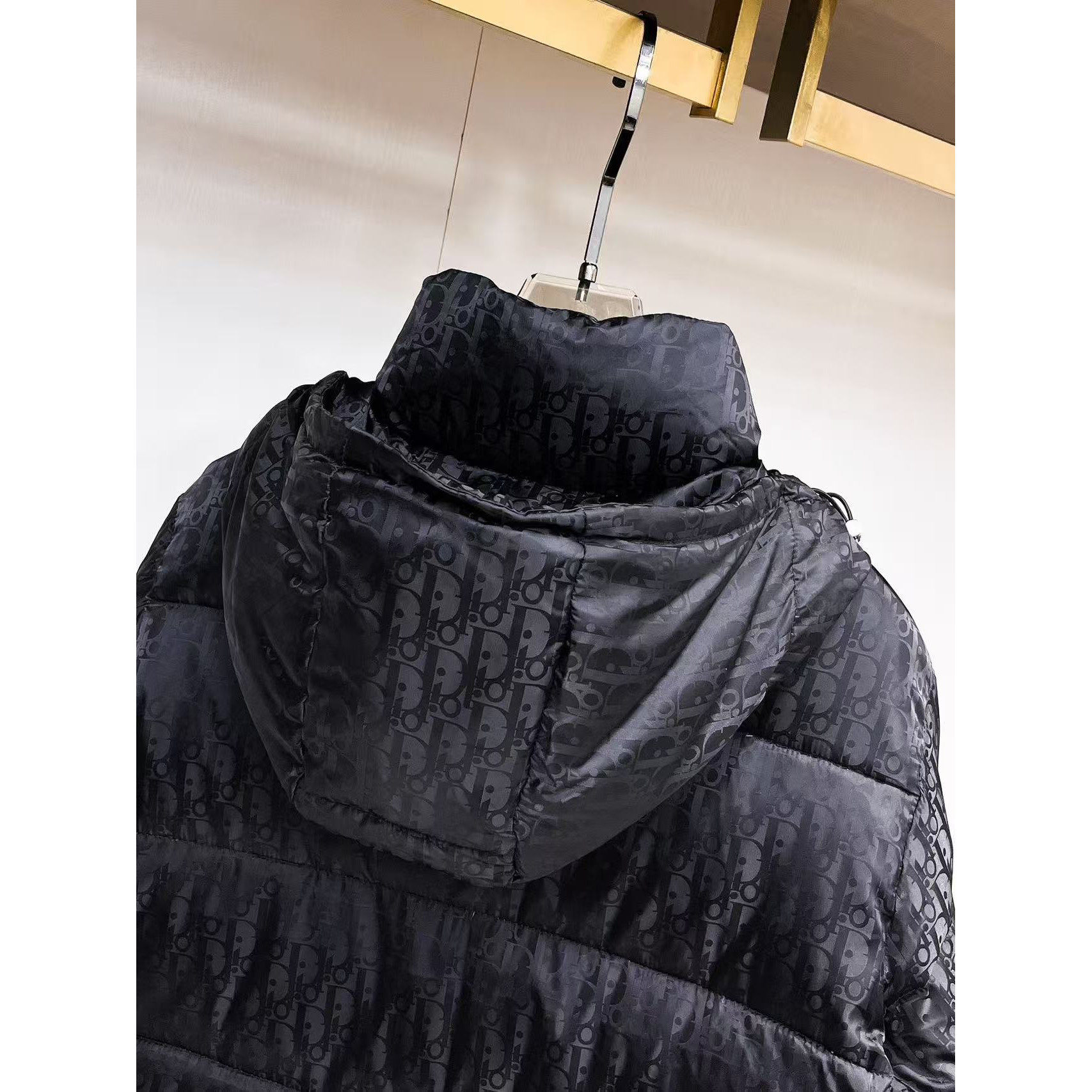 <p>DIOR&nbsp;秋冬新款羽绒服(黑)</p>