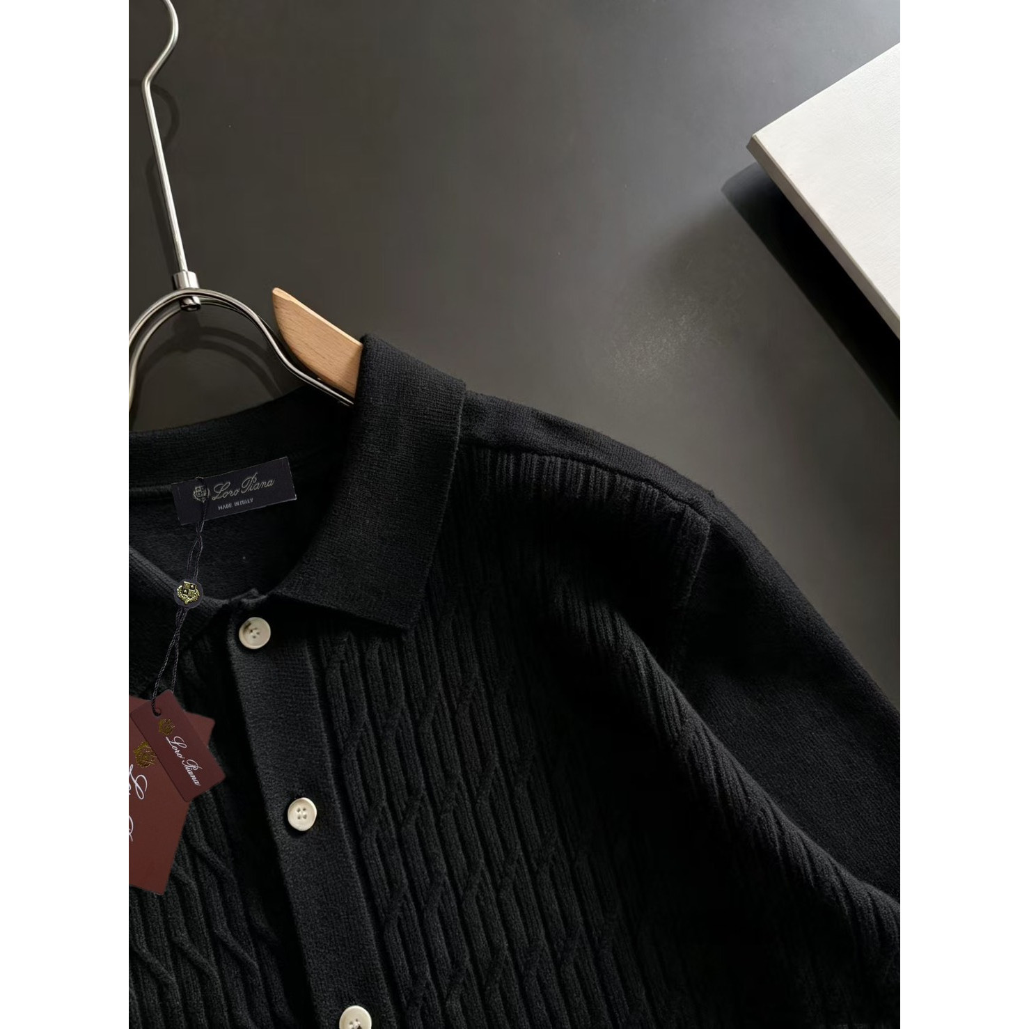 <p>Loro Piana 男士翻领针织外套(黑)</p>