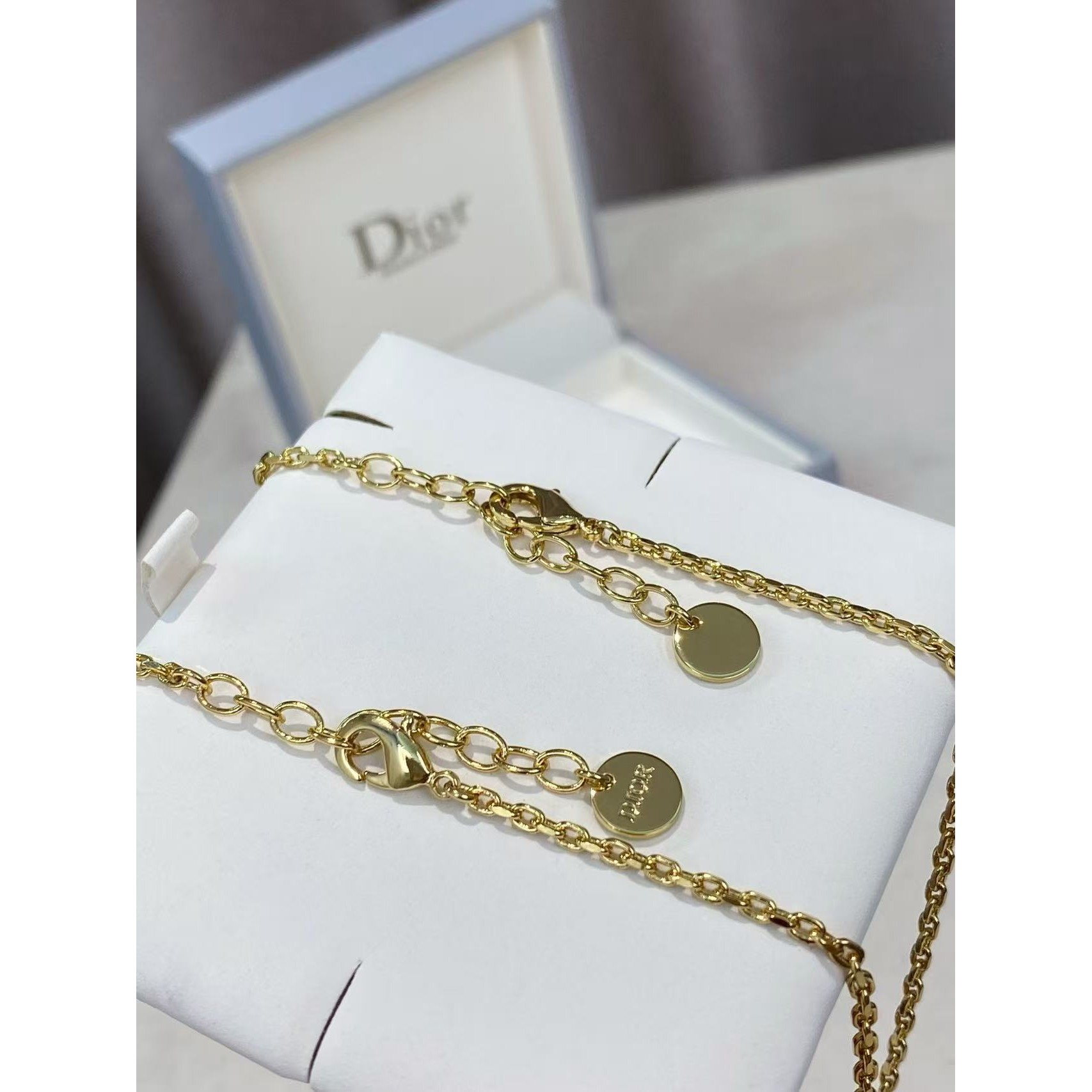 <p>DIOR&nbsp;珐琅字母方钻项链</p>