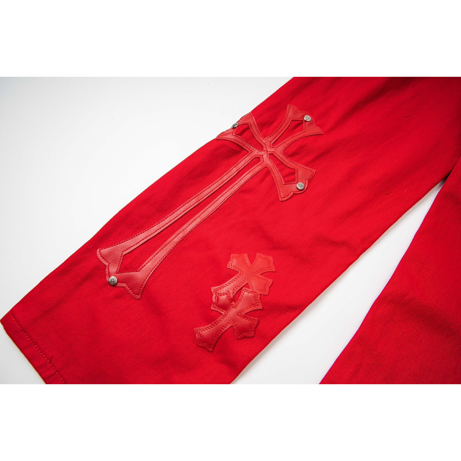 <p>CHROME HEARTS 多巴胺中国红十字架贴皮水洗牛仔裤(1789)</p>