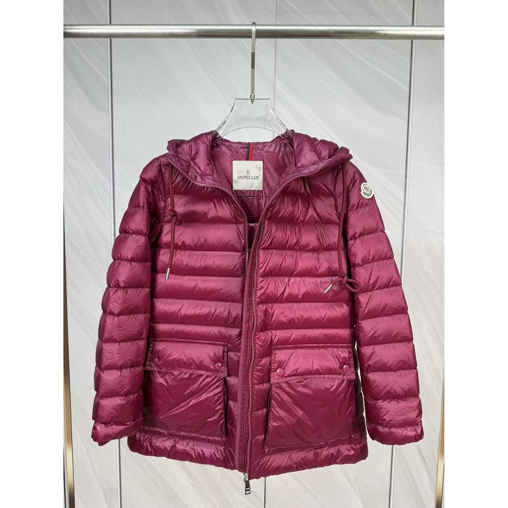 <p>Moncler 连帽中长羽绒服(玫紅色)</p>