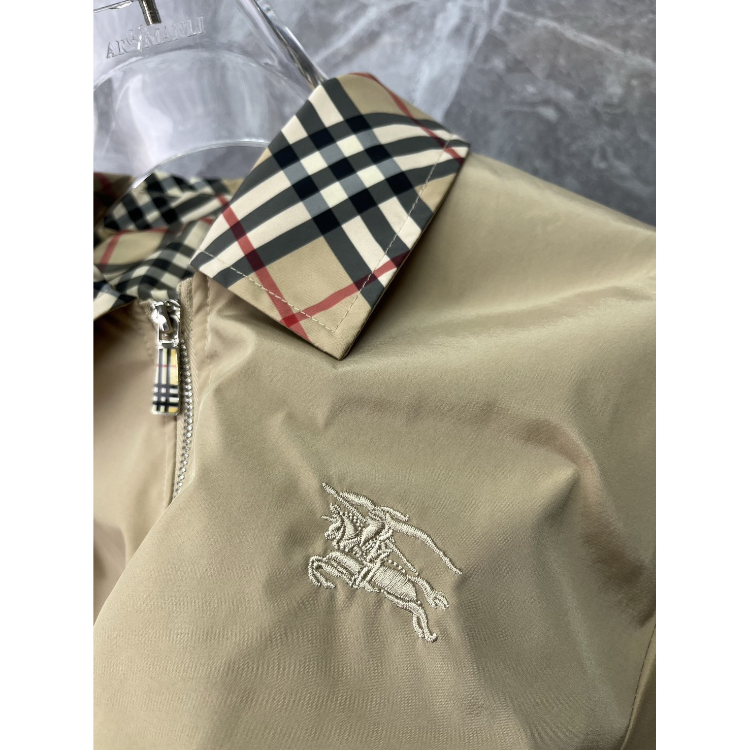 <p>BURBERRY 翻领夹克外套(卡其)</p>
