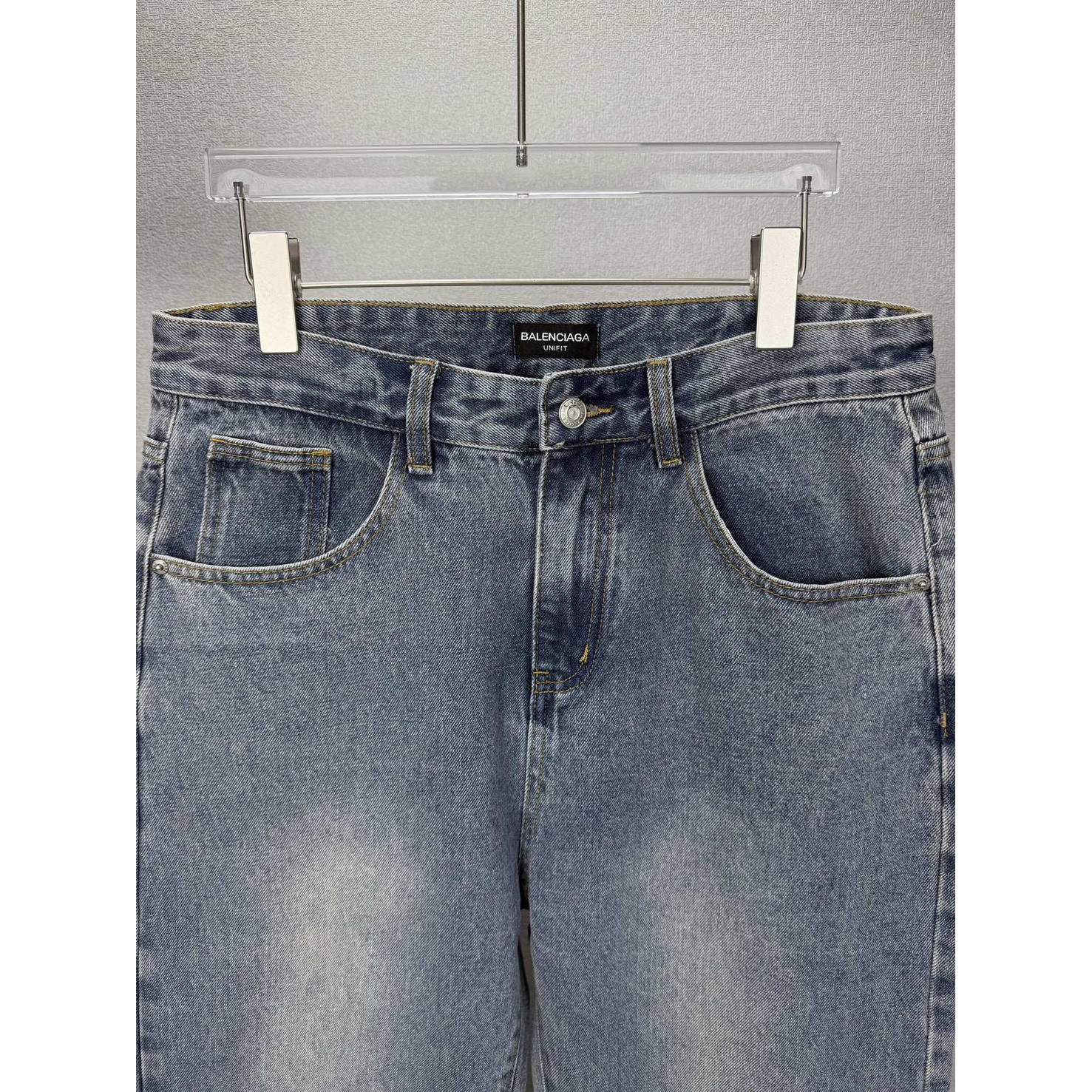 <p>Balenciaga&nbsp;口袋立体压胶字母印花情侣款水洗宽松牛仔裤&nbsp;</p>