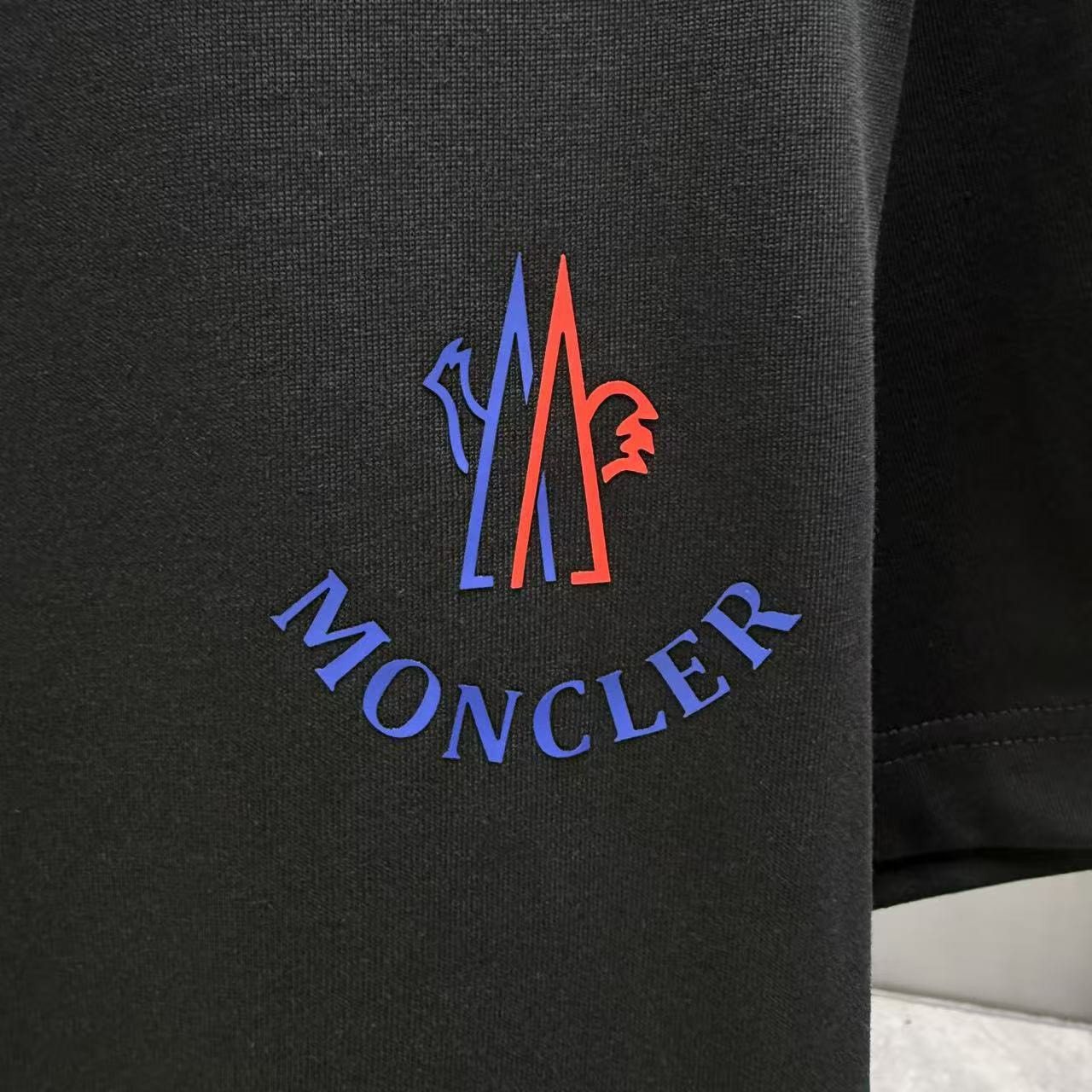 <p>Moncler 短袖T恤(黑)</p>
