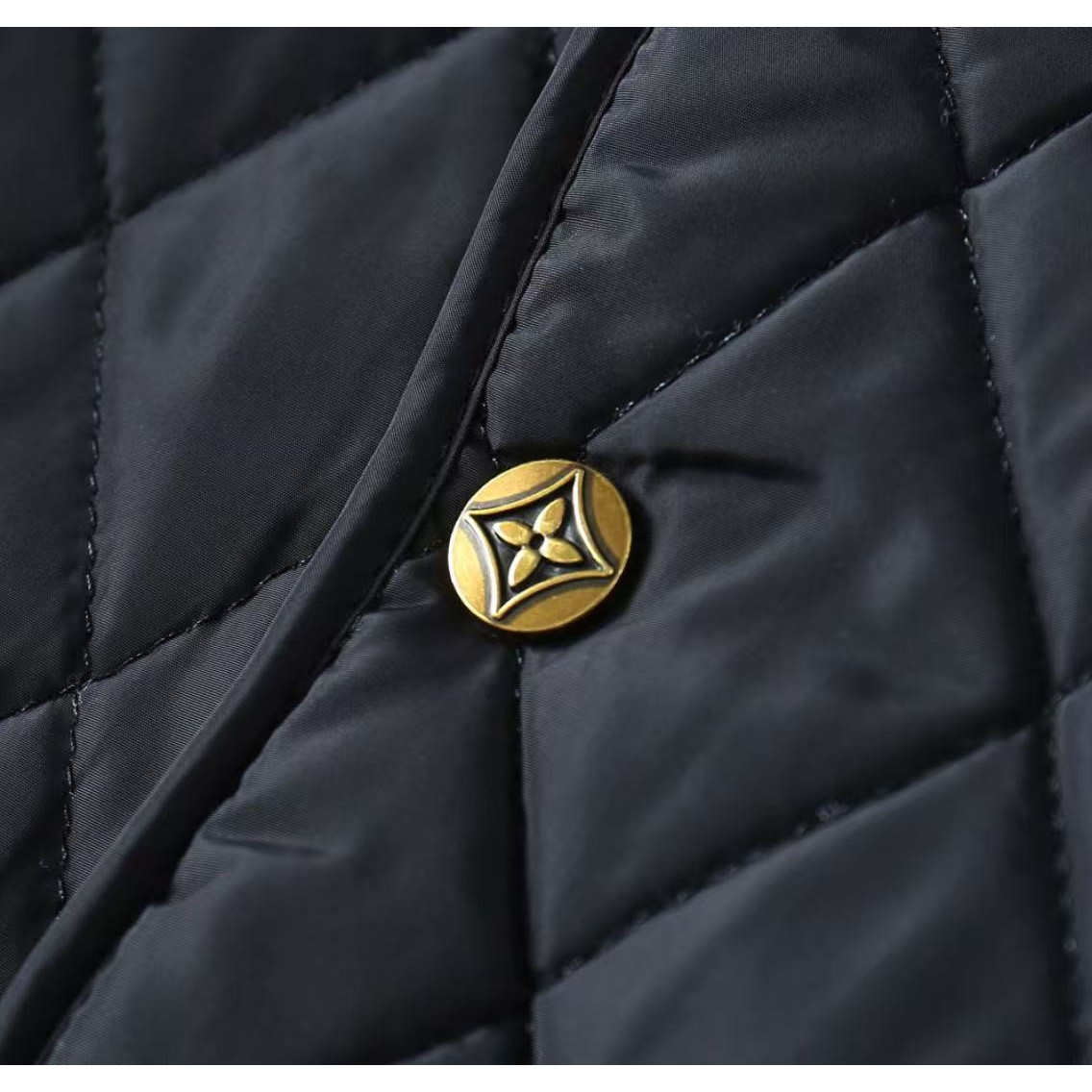 <p>LV 加厚棉服外套(黑)</p>