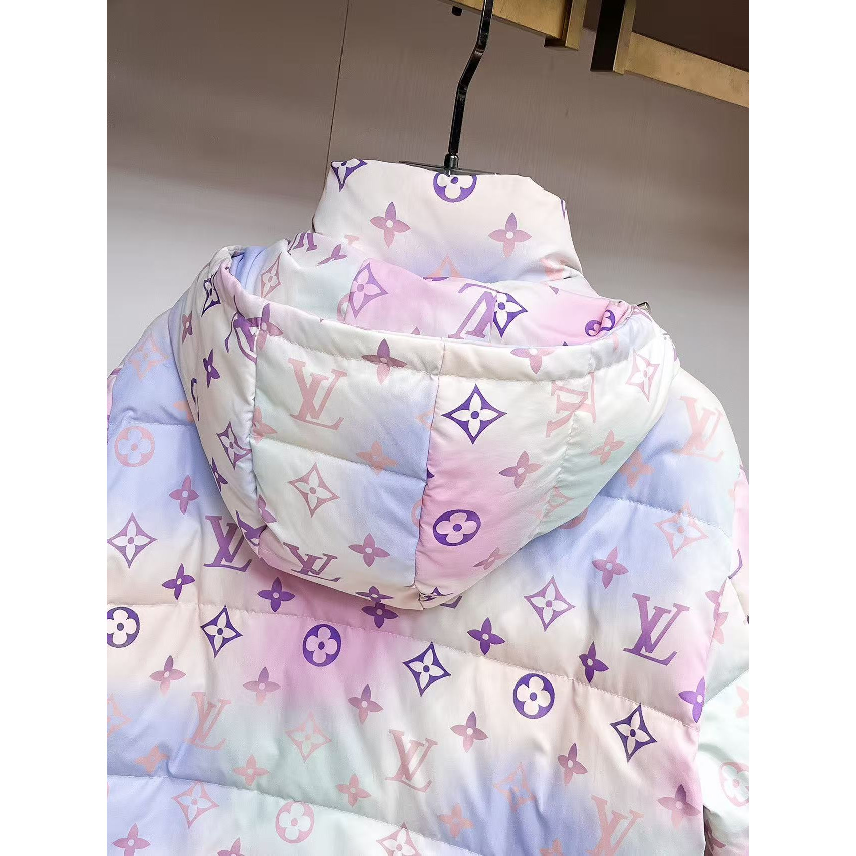 <p>LV 秋冬新款羽绒服</p>