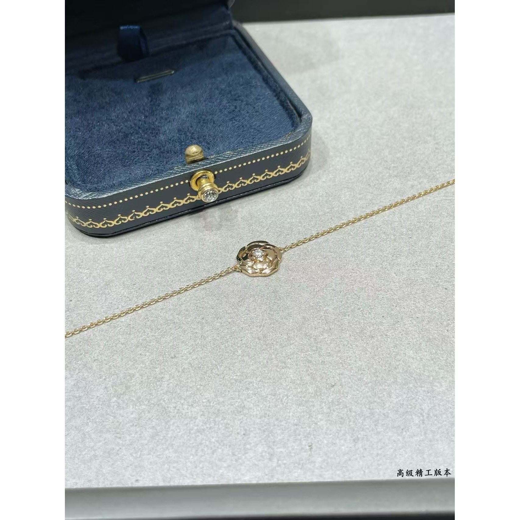 <p>CHANEL&nbsp;光金茶花手链</p>