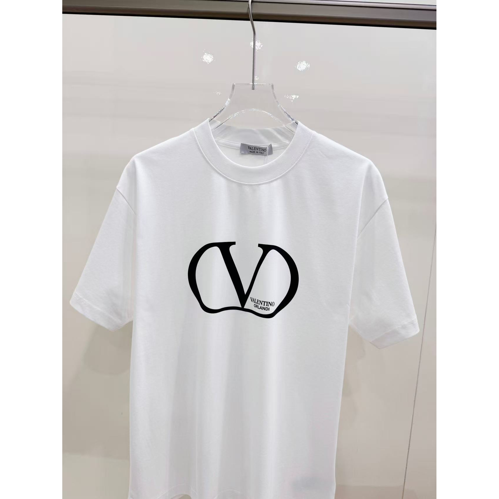 <p>VALENTION&nbsp;印花短袖T恤(白)</p>