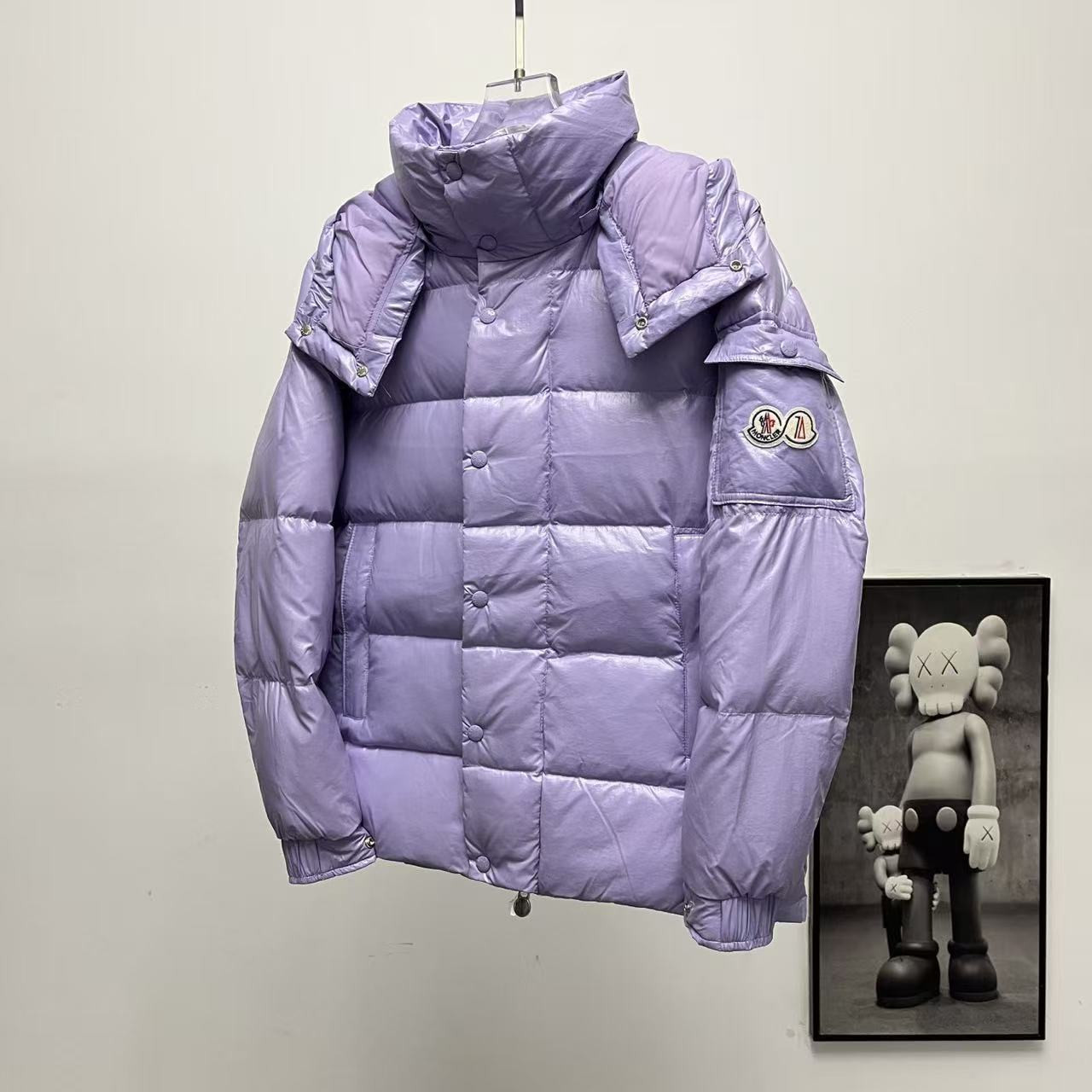<p>Moncler 70周年双标连帽羽绒服(薰衣紫)</p>