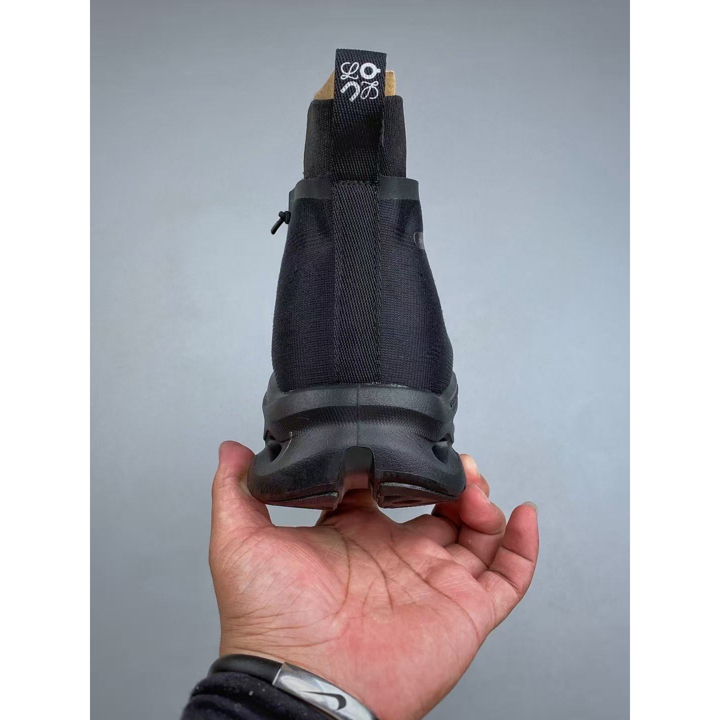 <p>Loewe X On 户外街头机能风跑步鞋(黑)</p>