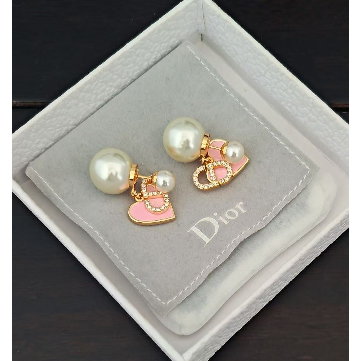 <p>DIOR&nbsp;大小珍珠粉色爱心耳环</p>