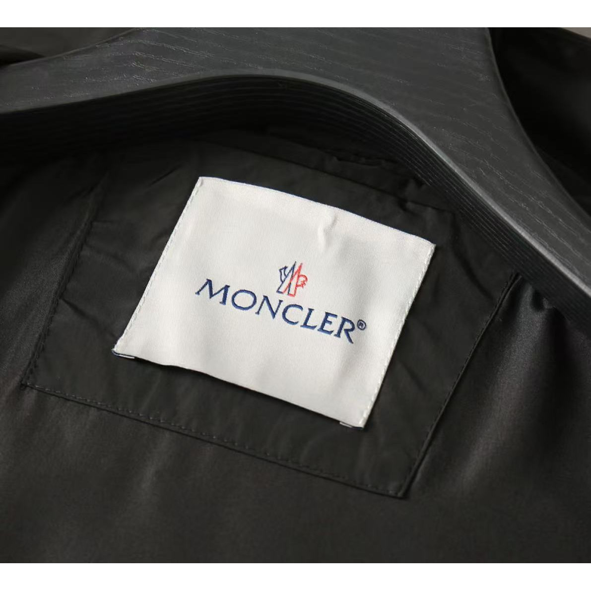 <p>MONCLER&nbsp;男士夹克外套(800807)</p>