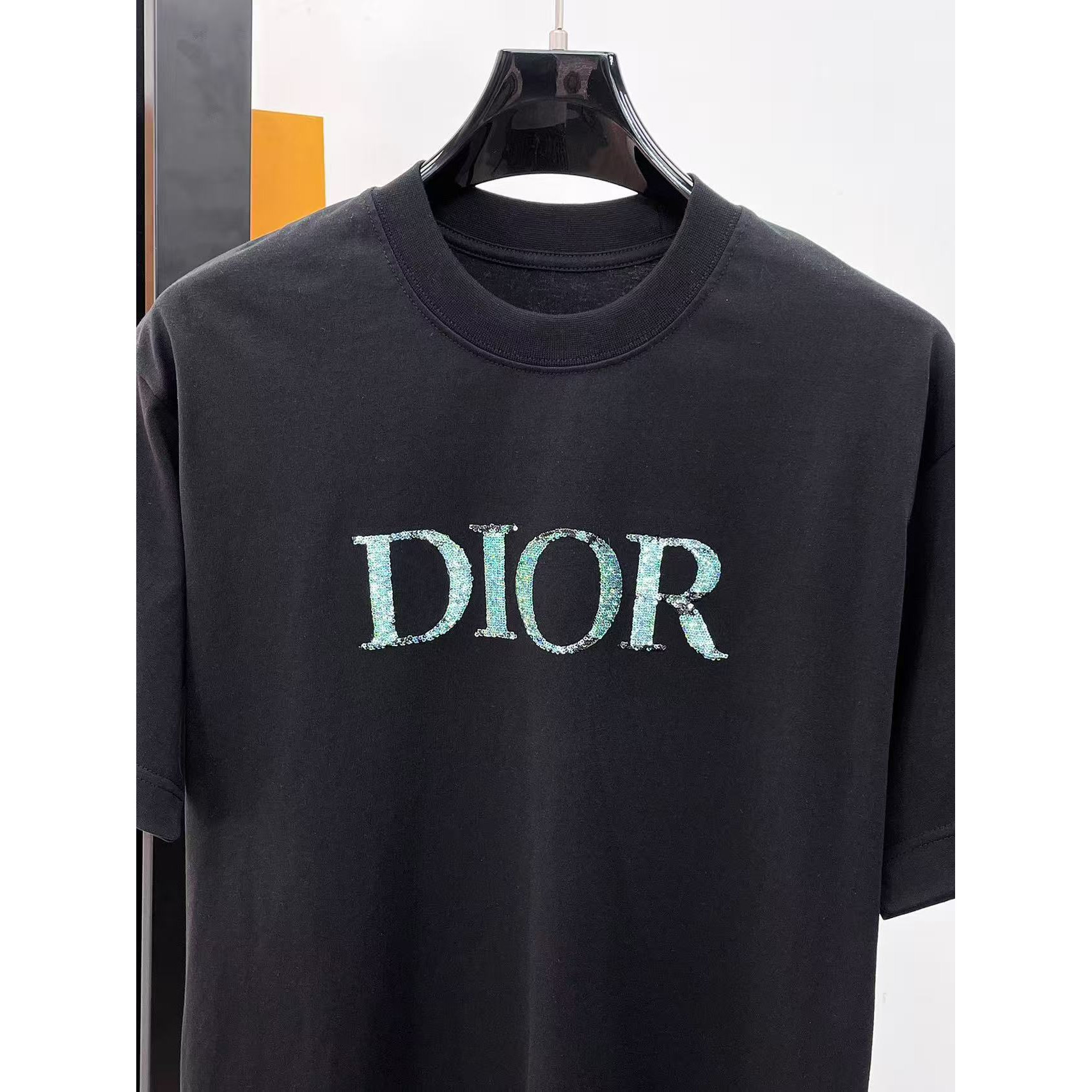 <p>DIOR&nbsp;专柜新款短袖T恤(黑)</p>