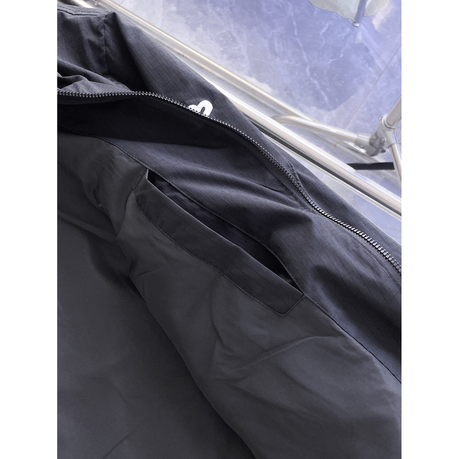 <p>Balenciaga 男士夹克外套(黑)</p>