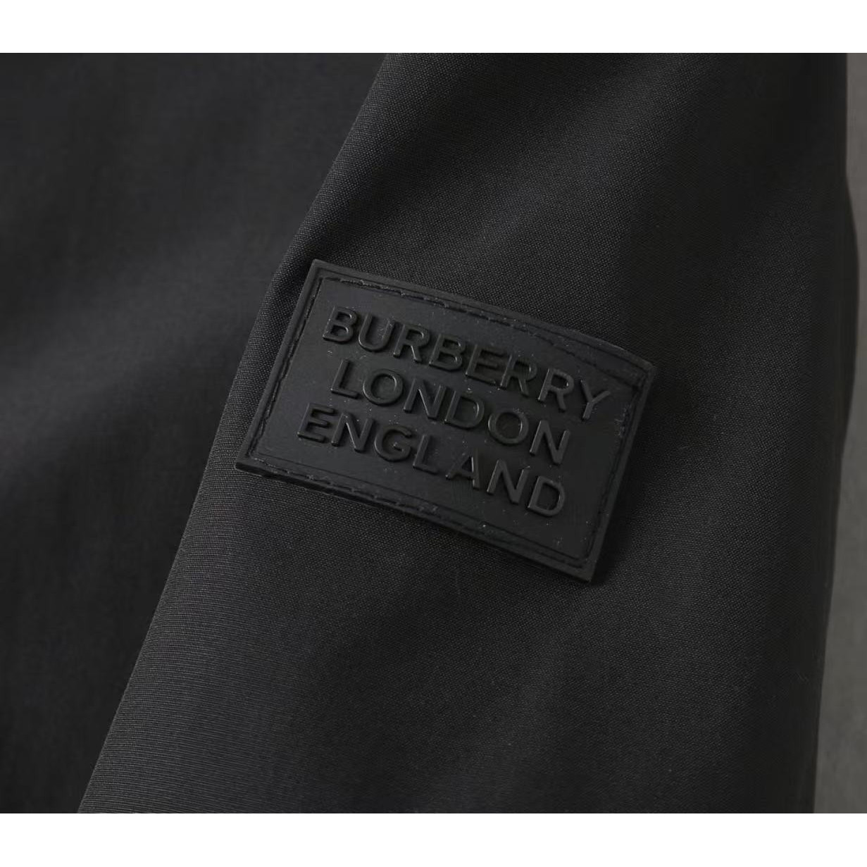 <p>BURBERRY 男士夹克外套(800813)<br />
&nbsp;</p>