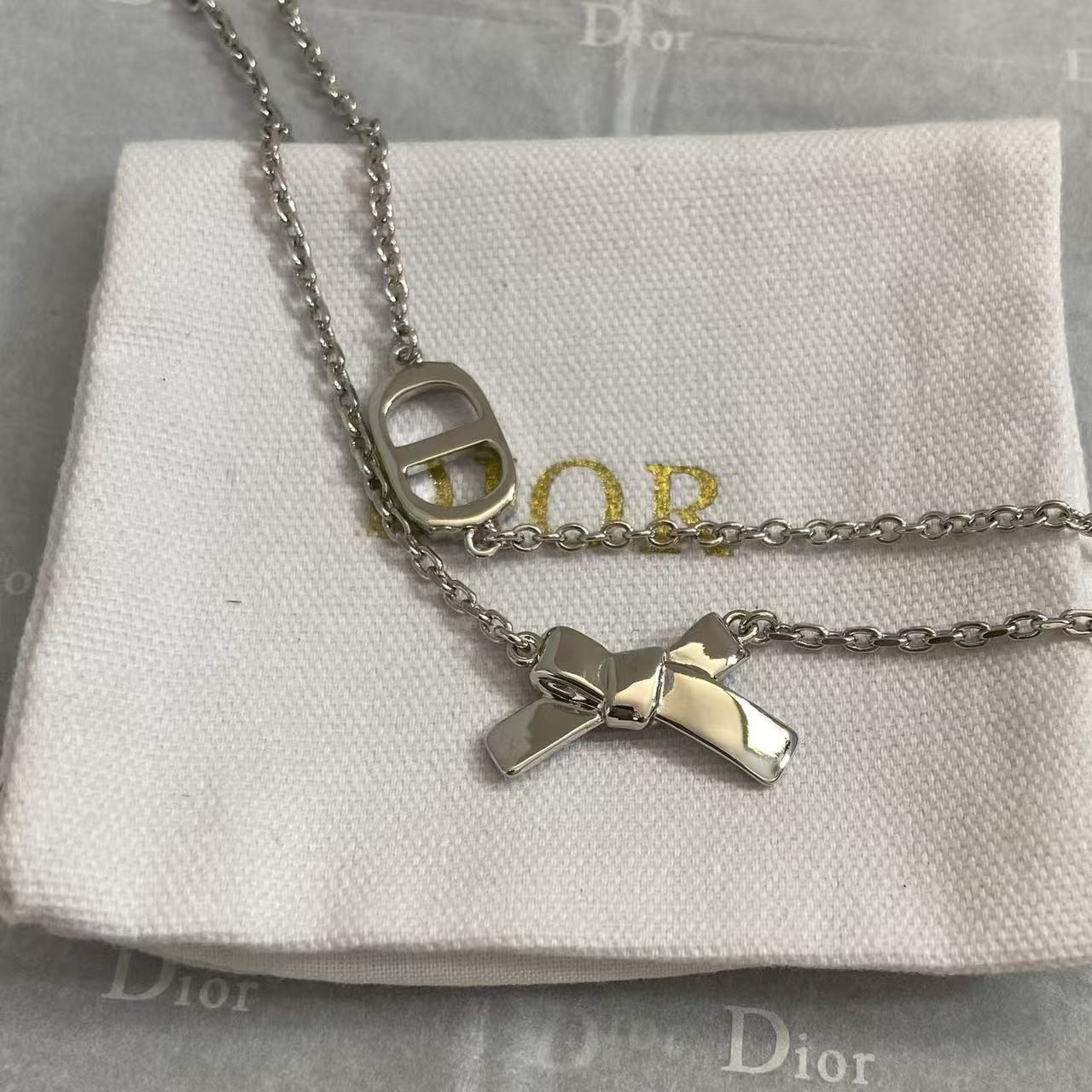 <p>DIOR 蝴蝶结CD手链</p>