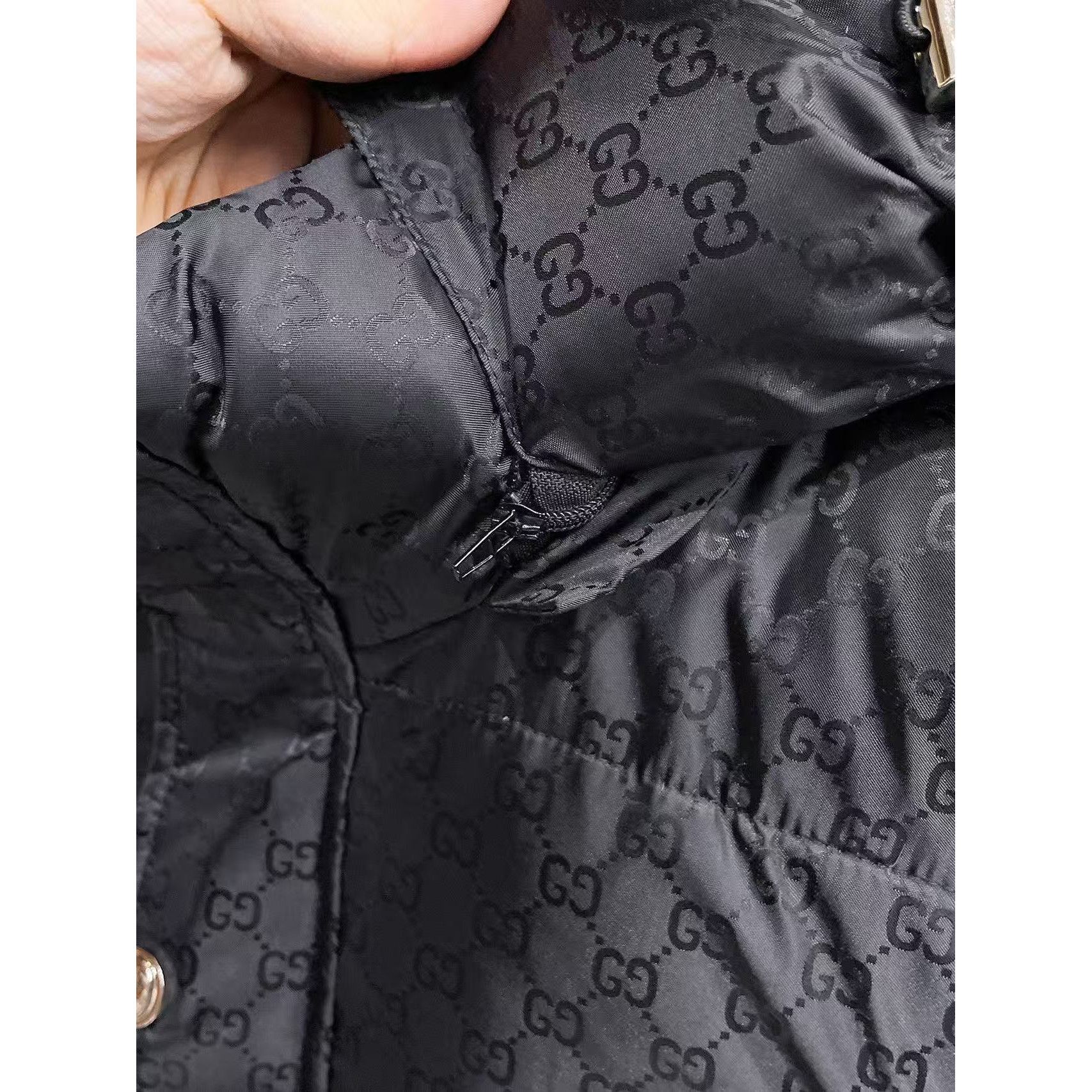 <p>GUCCI 秋冬新款羽绒服(黑)</p>