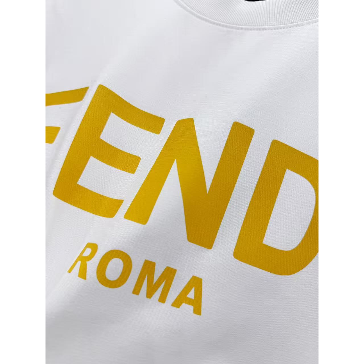 <p>&nbsp;FENDI 印花短袖T恤(白)&nbsp;</p>