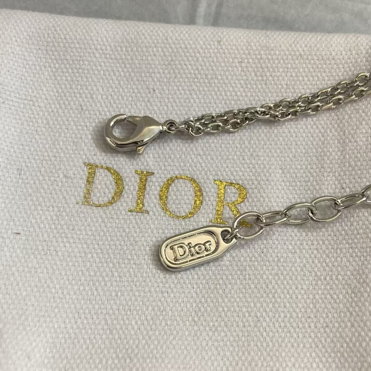 <p>DIOR 蝴蝶结CD手链</p>