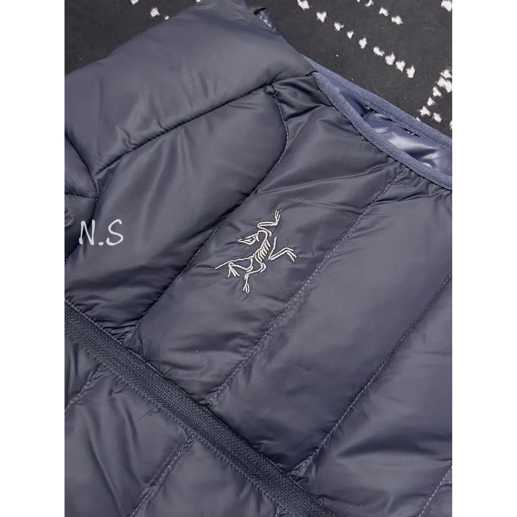 <p>Arc'teryx 立领鹅绒马甲(藏青)</p>
