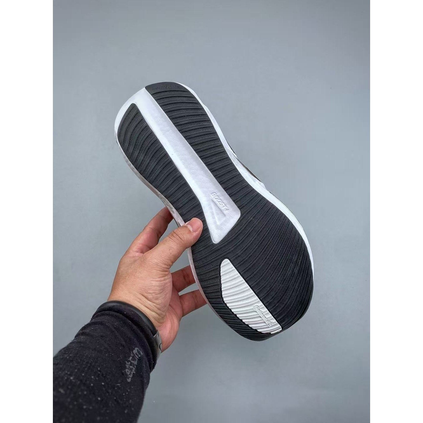 <p>Adidas HYPERBOOST LITE 经典运动鞋&nbsp;</p>