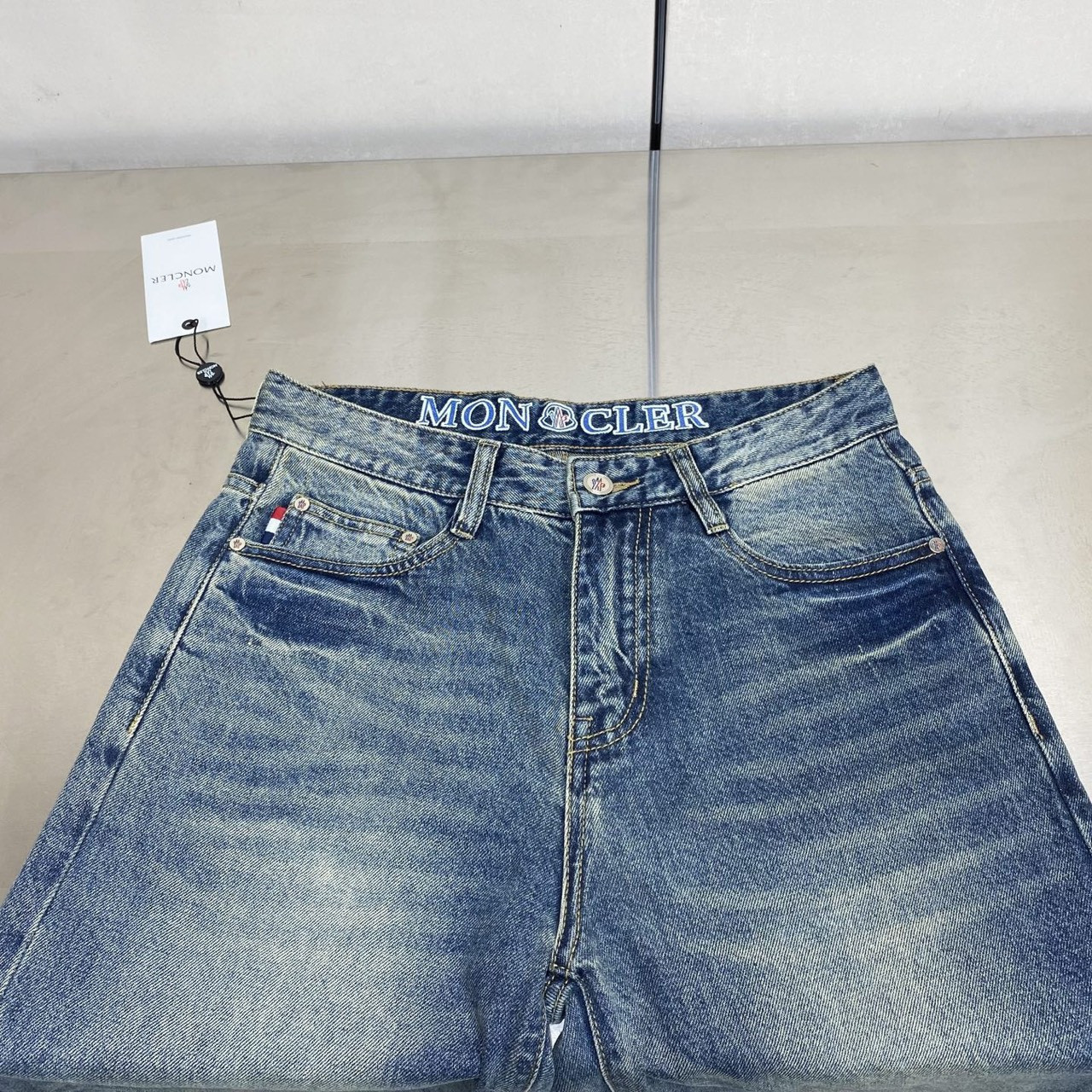 <p>Moncler 丹宁水洗牛仔裤(768-5)</p>