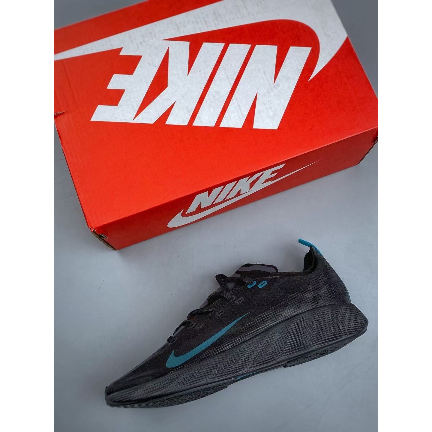 <p>Nike AVA X 透气支撑跑步鞋(黑藍)</p>