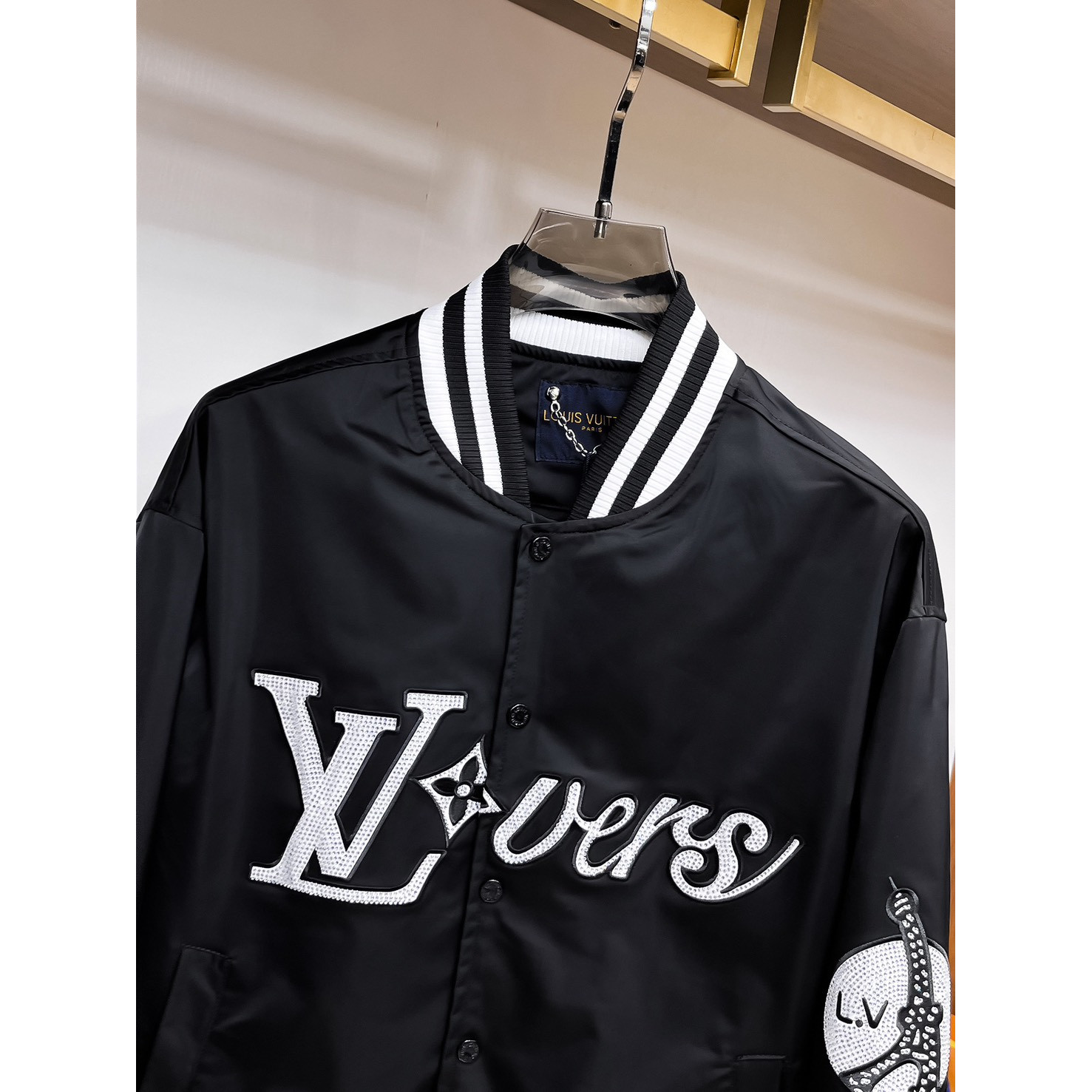<p>LV&nbsp;男士夹克外套(黑)</p>