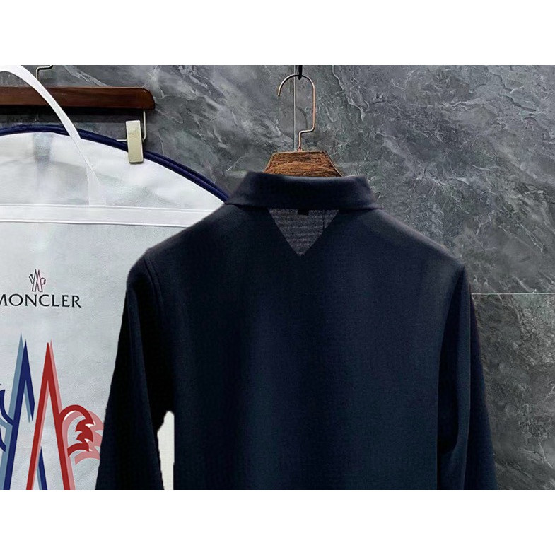 <p>MONCLER 立体徽标翻领长袖Polo衫(黑)</p>

<p>&nbsp;</p>