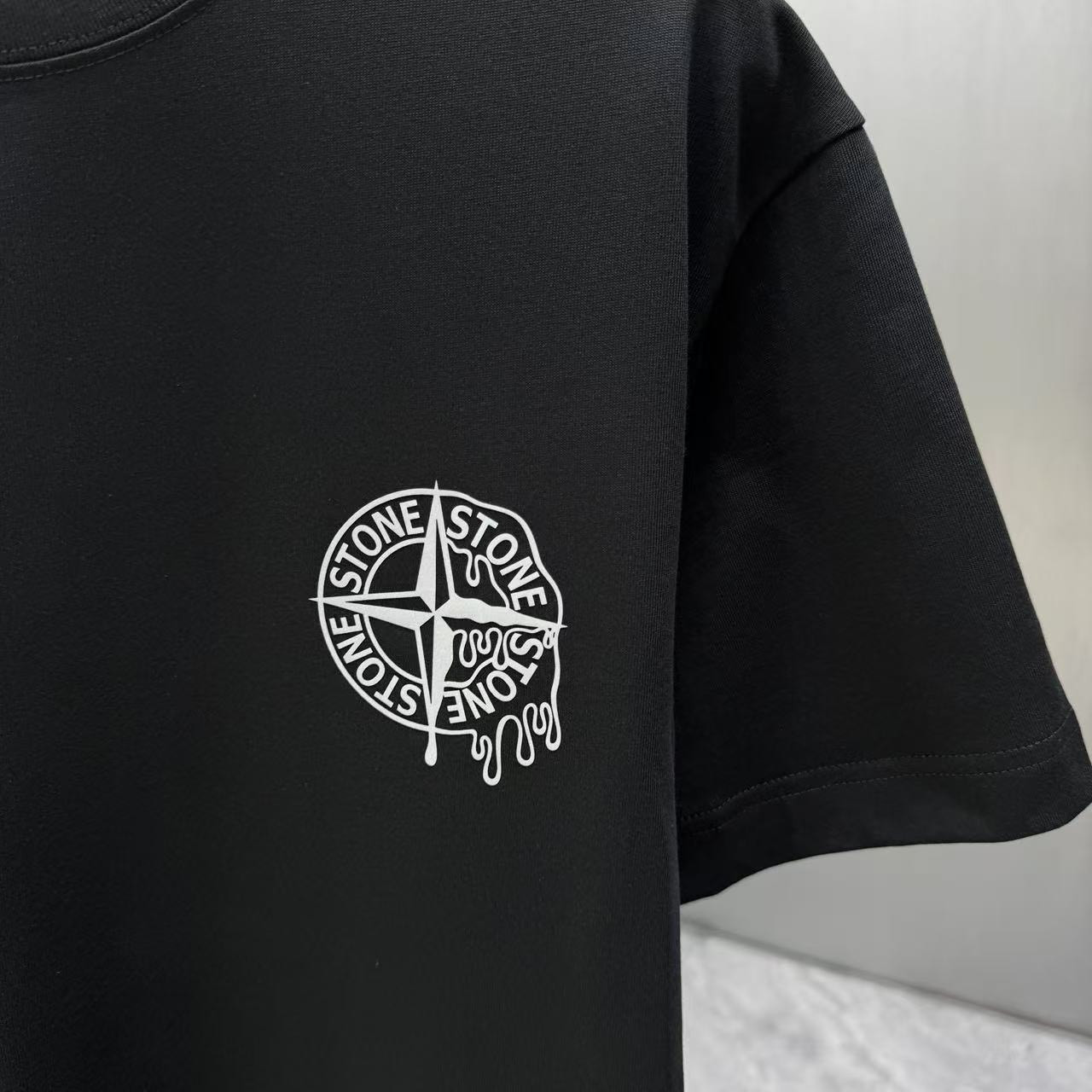 <p>Stone Island 短袖T恤(黑)</p>