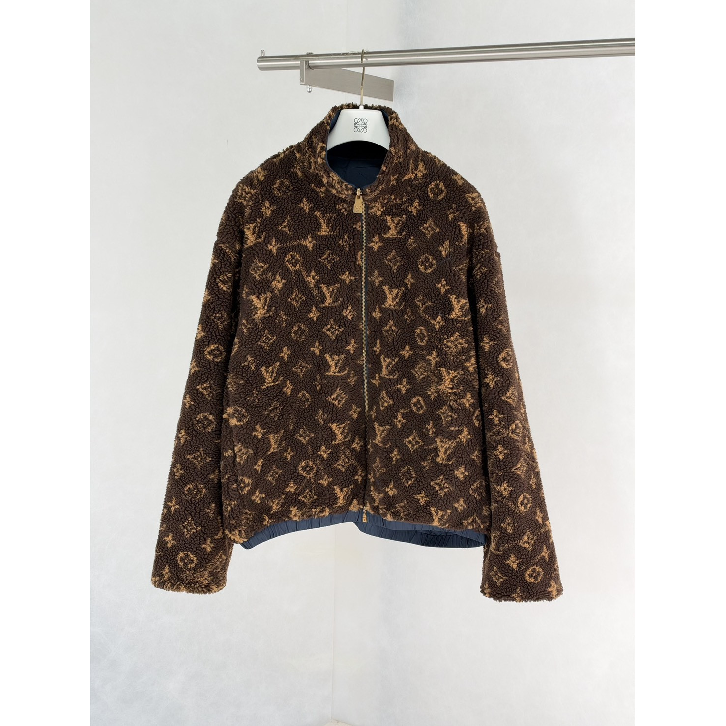 <p>LV&nbsp;Monogram双面穿老花字母羊羔绒外套</p>