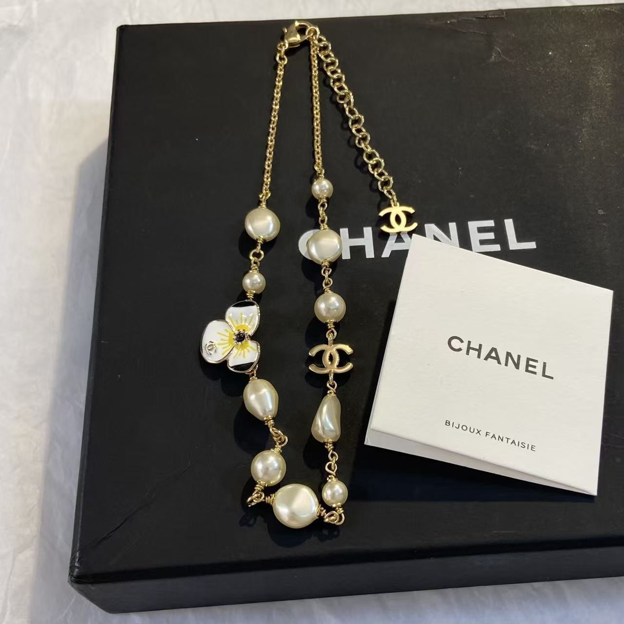<p>CHANEL 三色堇珠流苏项链</p>